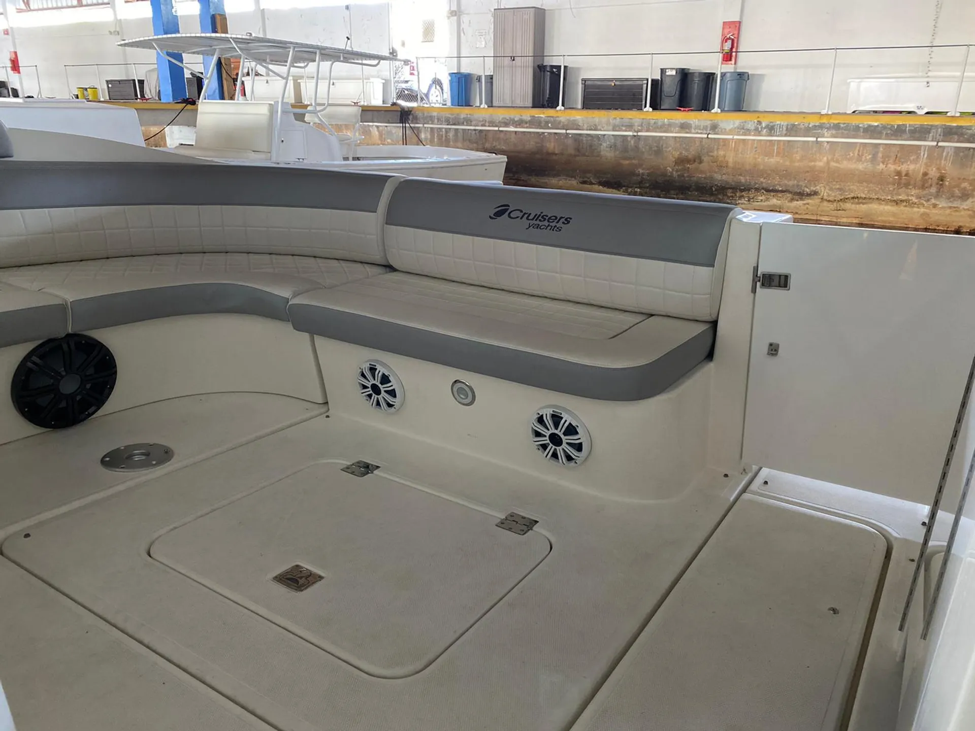 Cruisers Yachts 370 Express in Miami, FL — photo 3