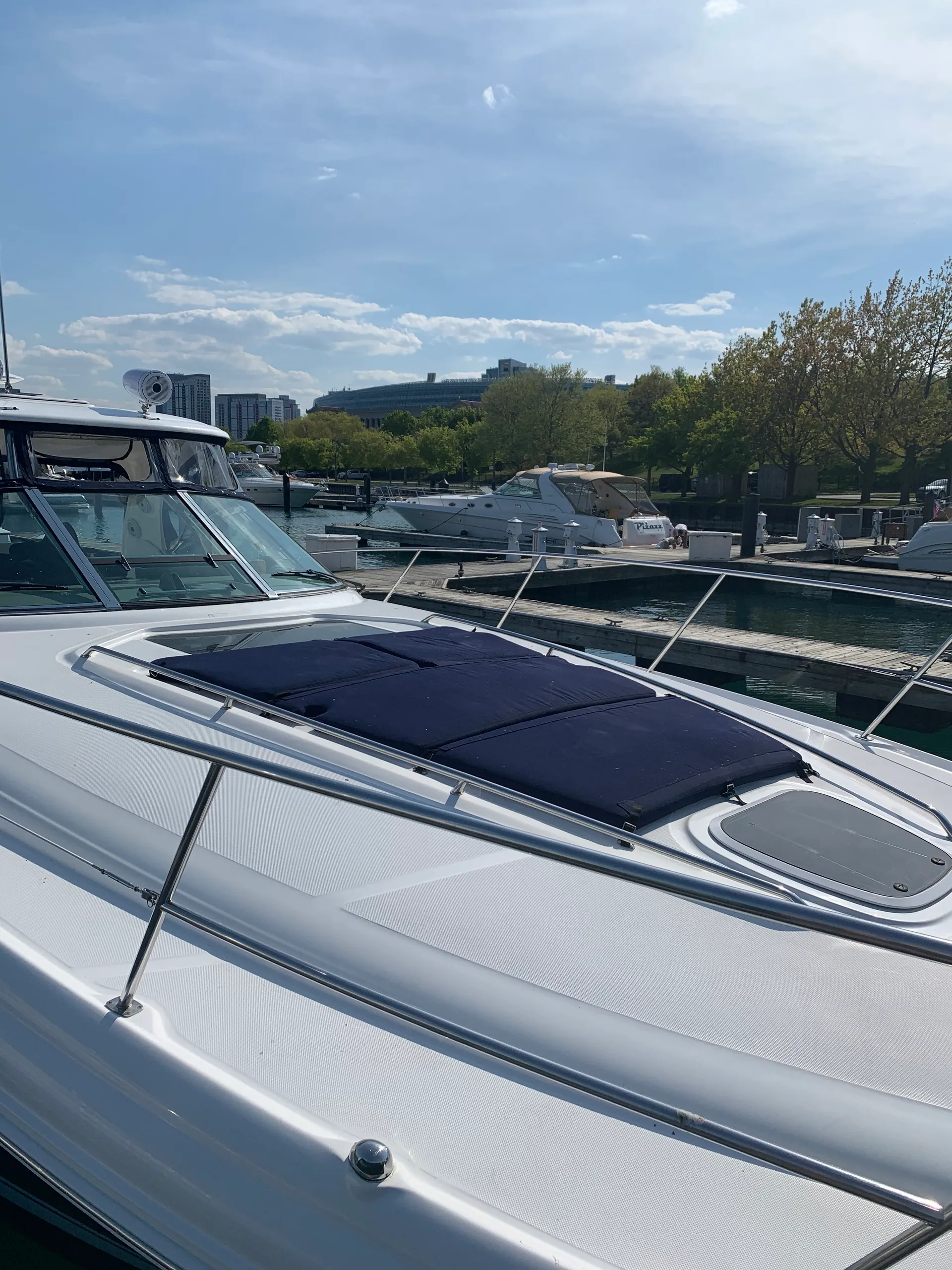 Sea Ray Boats 440 Sundancer in Chicago, IL — photo 4