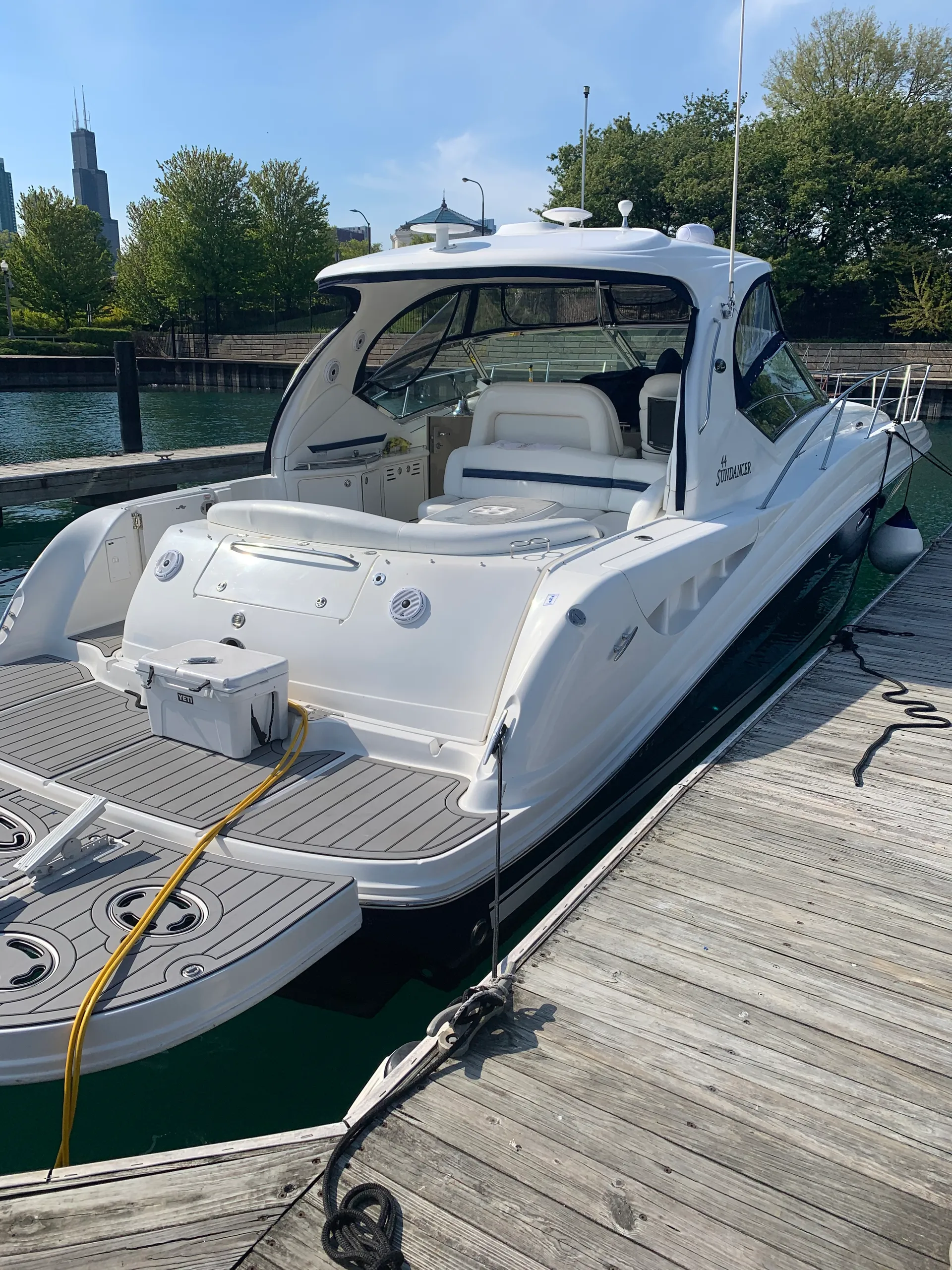 Sea Ray Boats 440 Sundancer in Chicago, IL — photo 3