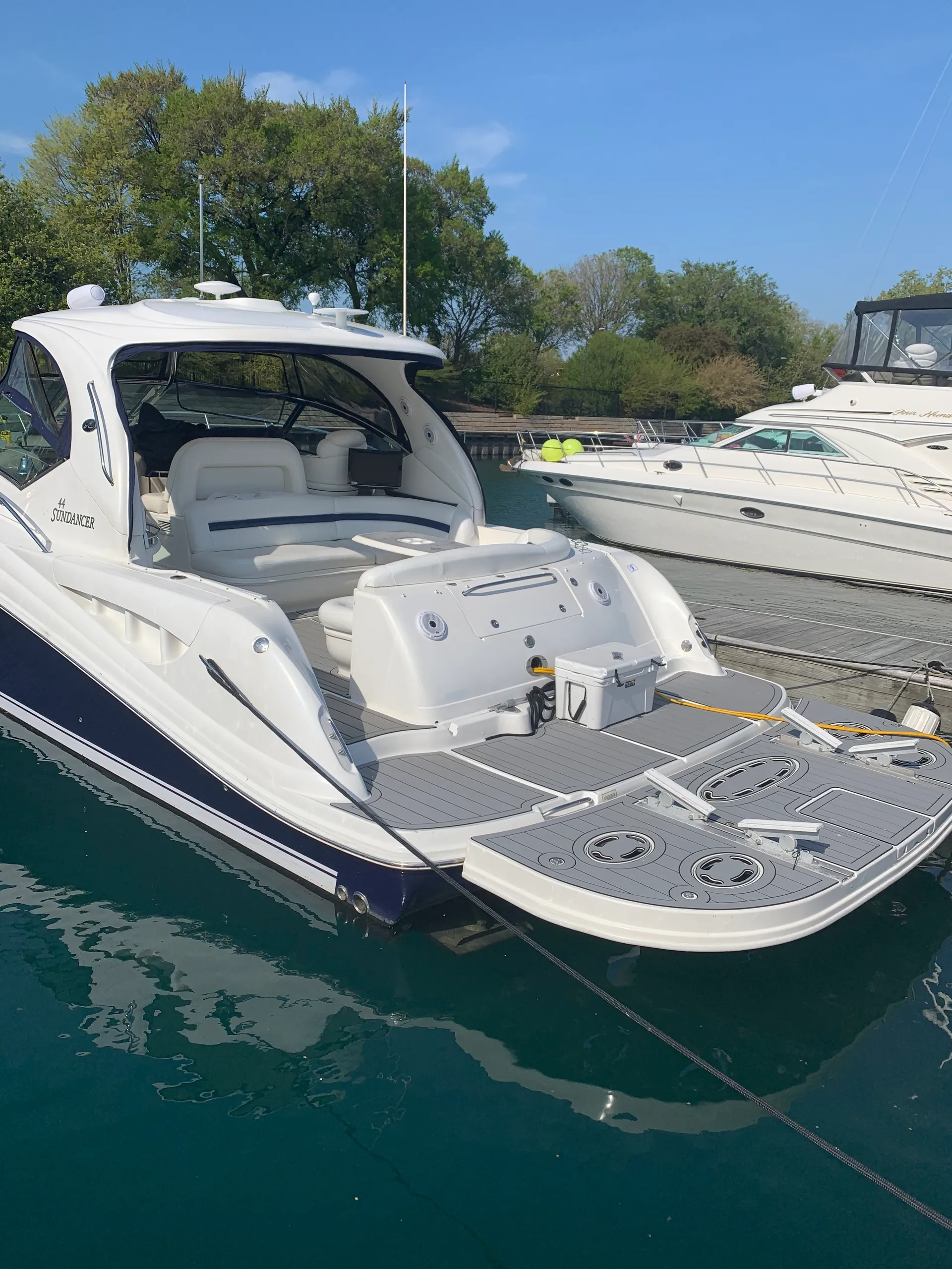 Sea Ray Boats 440 Sundancer in Chicago, IL — photo 5