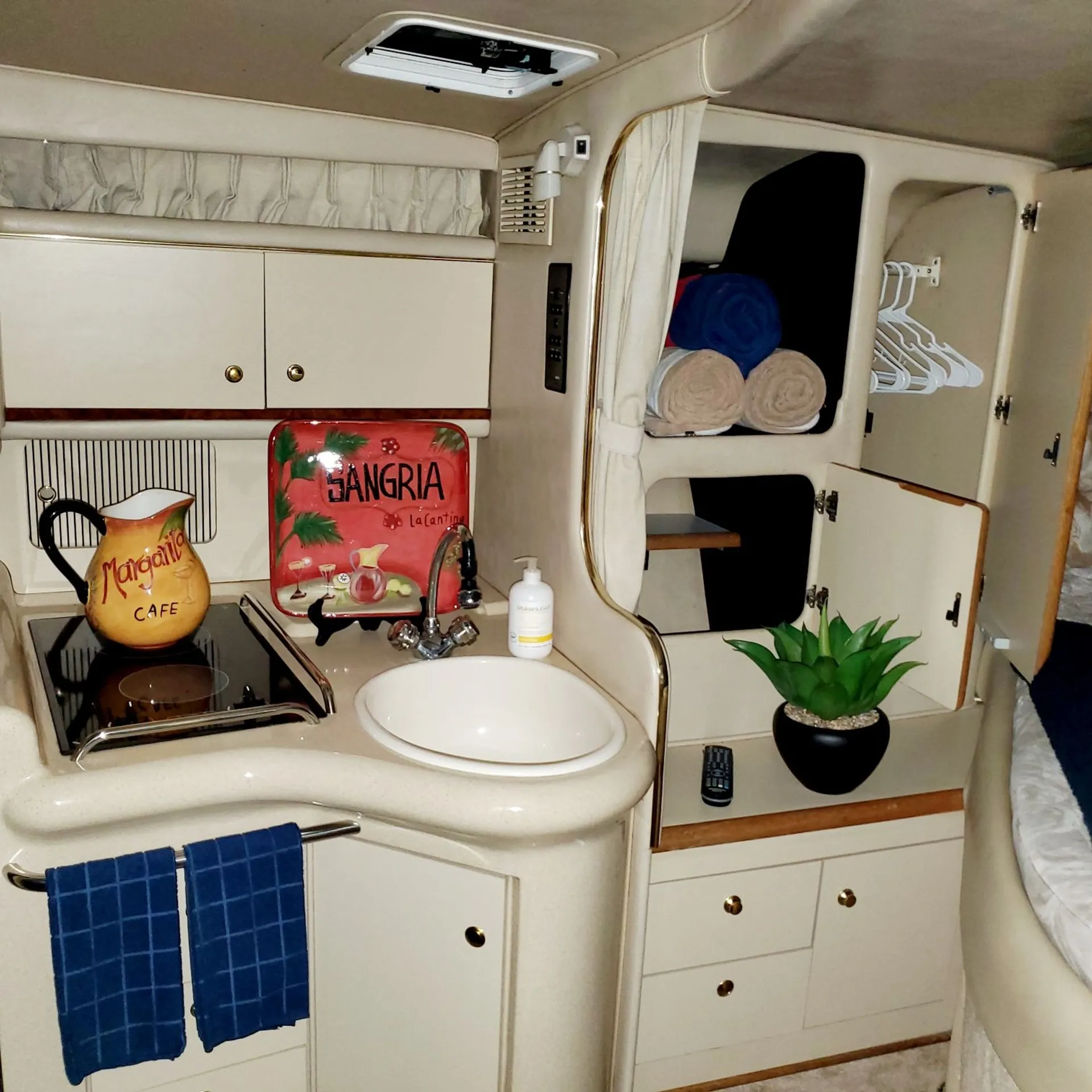 Sea Ray Boats 330 Sundancer in Berkeley Township, NJ — photo 5