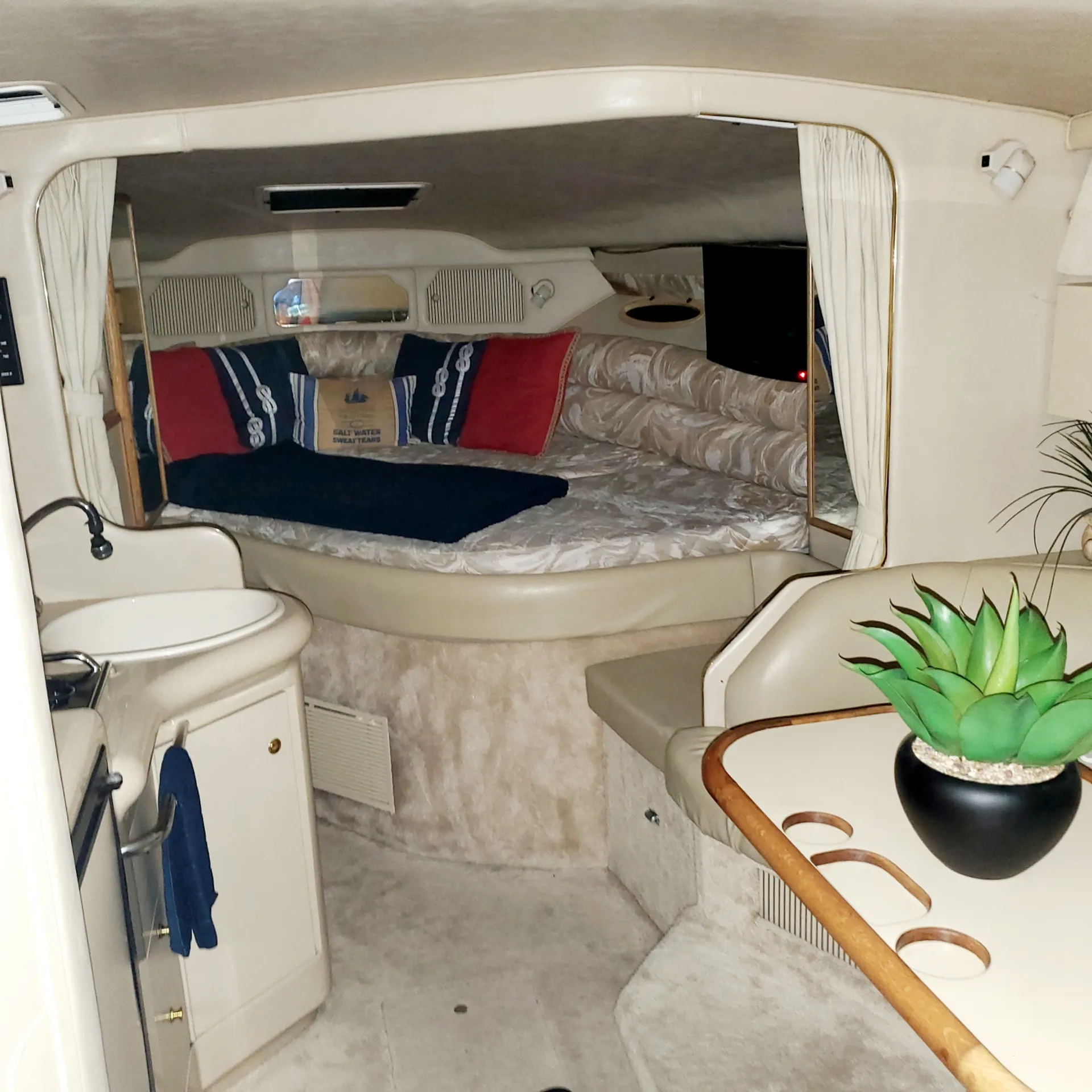 Sea Ray Boats 330 Sundancer in Berkeley Township, NJ — photo 4