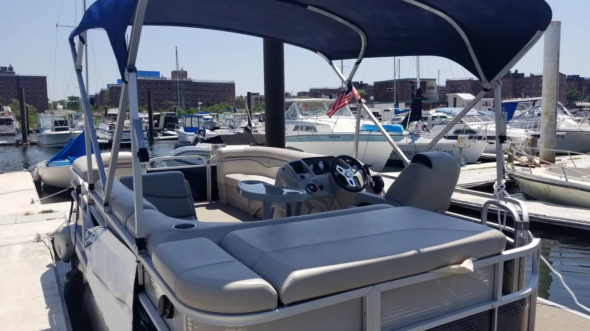 BENNINGTON MARINE 20 SLV in Queens, NY — photo 2