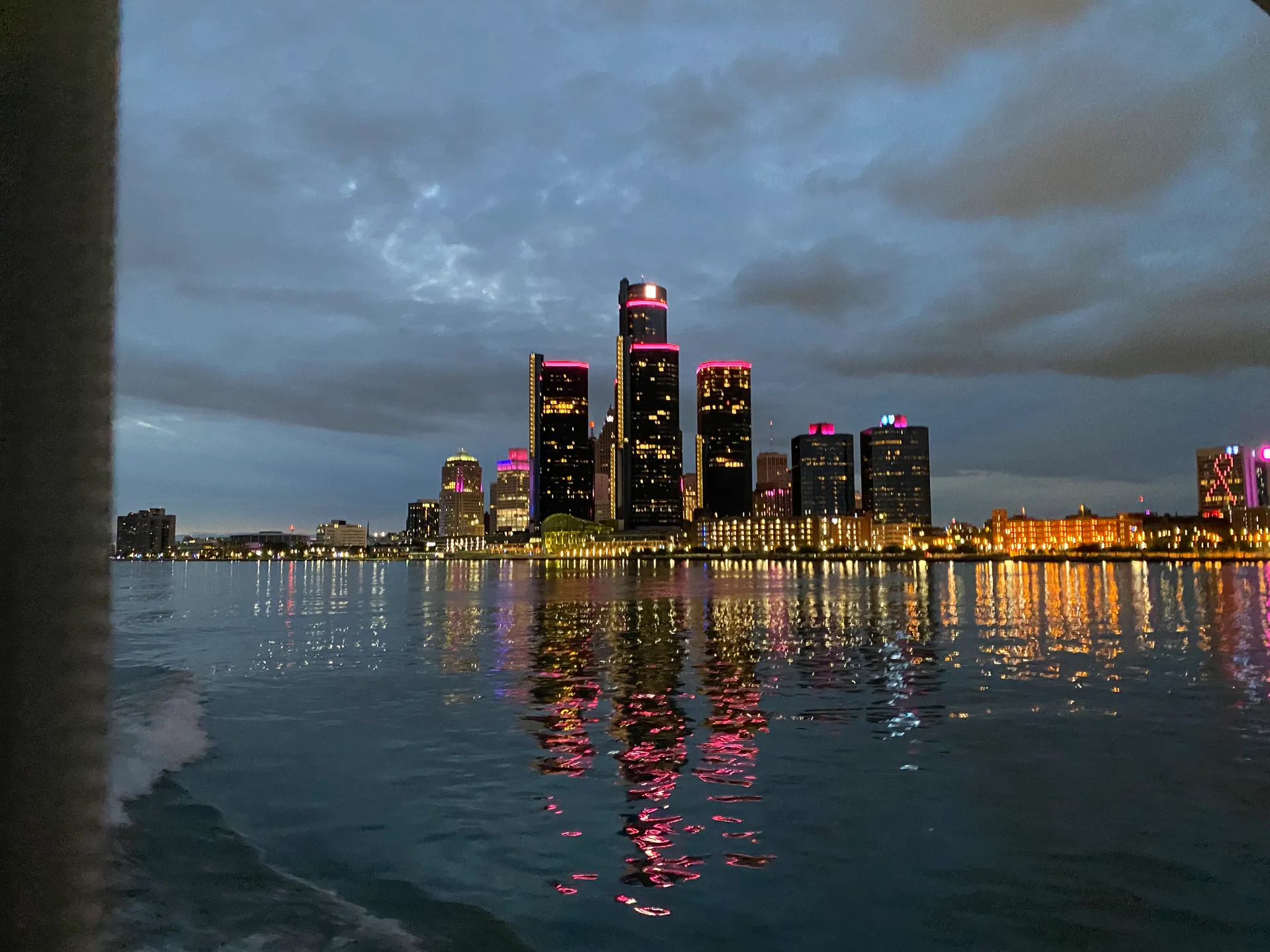 Classic American Cruiser-Enjoy spring on the river! Includes Captain!