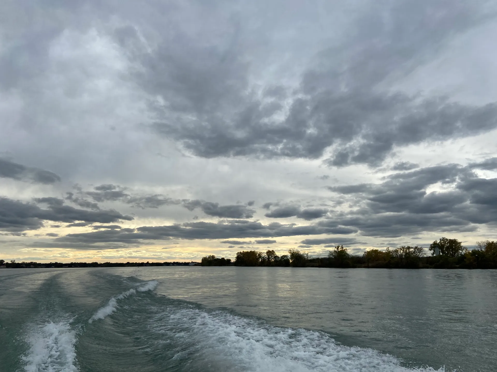 Classic American Cruiser-Enjoy spring on the river! Includes Captain!