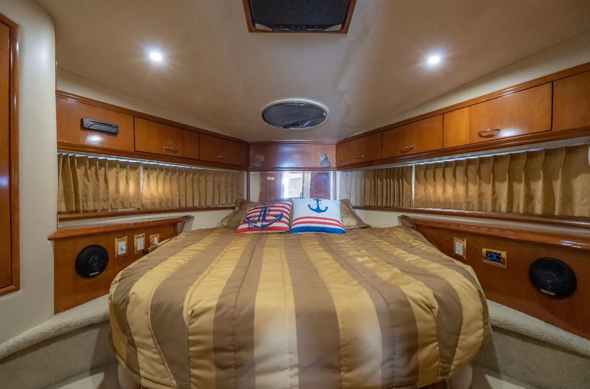 48' Luxury Carver Flybridge Yacht *NO ADDED FEES*