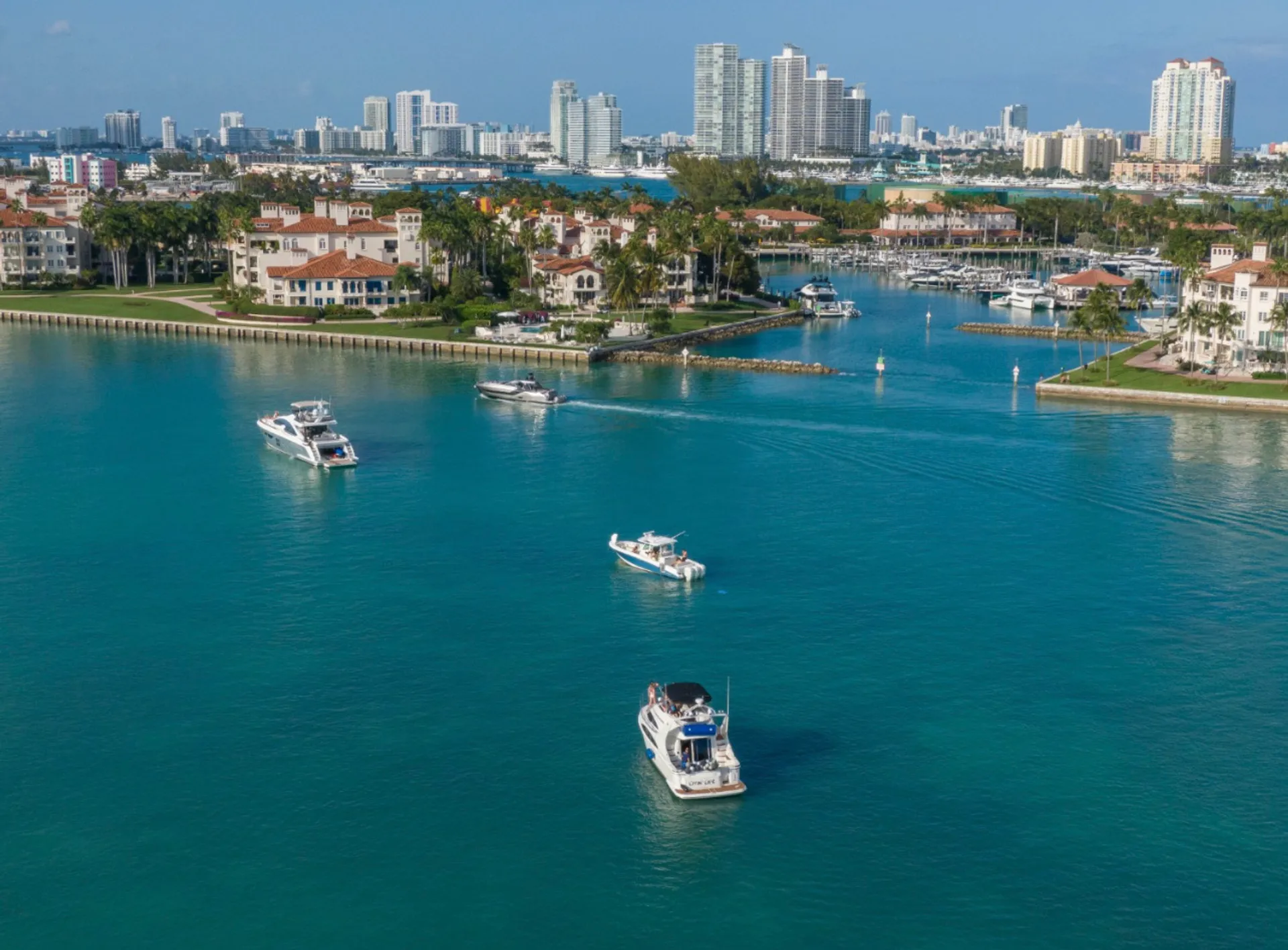 48' Luxury Carver Flybridge Yacht *NO ADDED FEES*