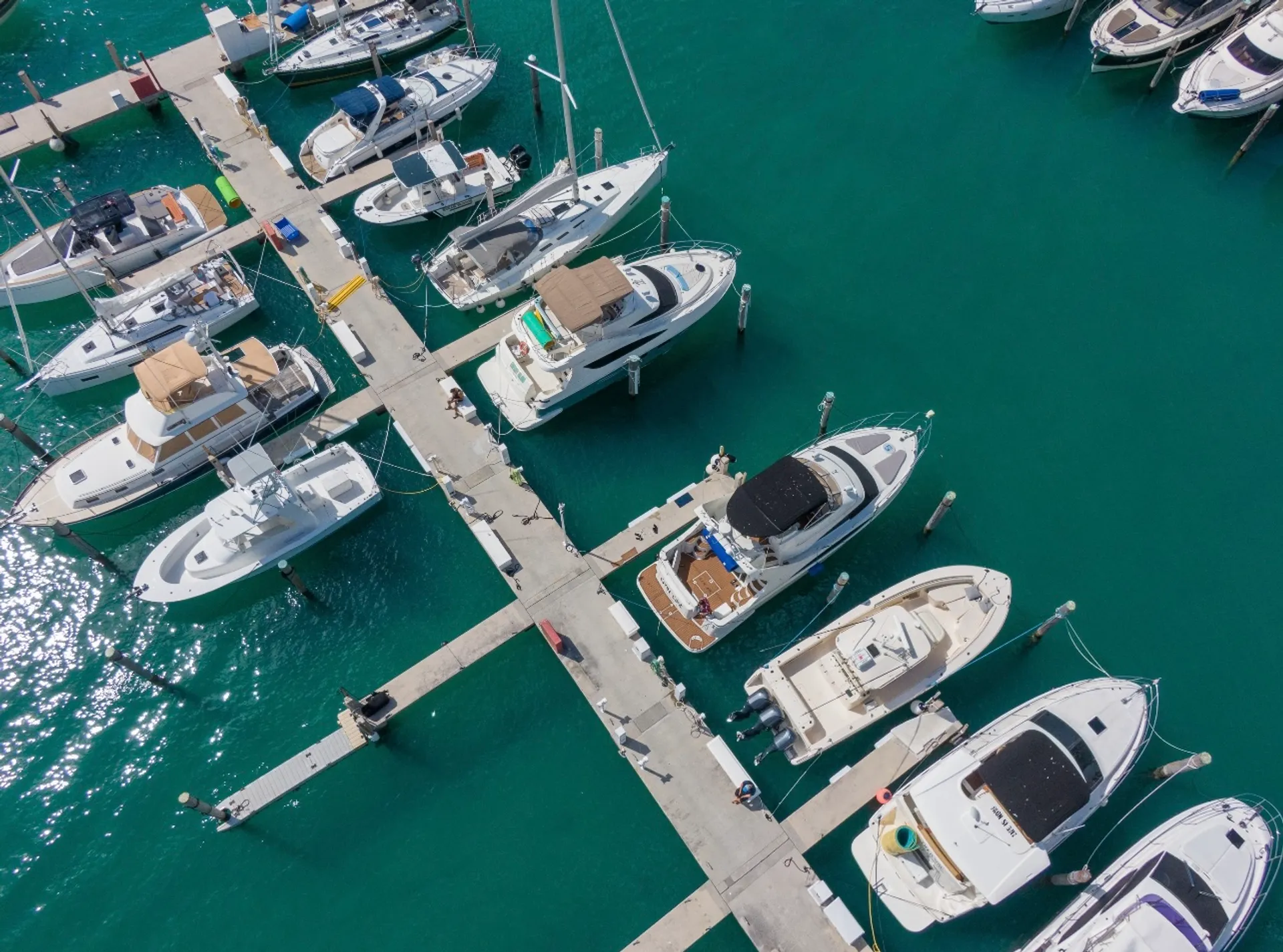 48' Luxury Carver Flybridge Yacht *NO ADDED FEES*