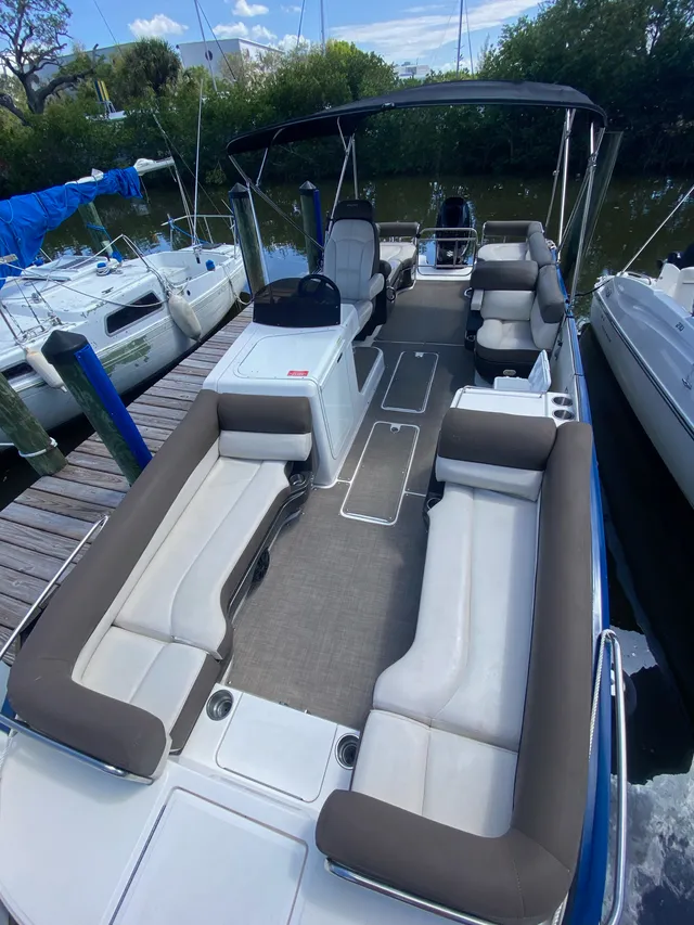 Rent a BAYLINER deck boat in Bradenton, FL near me