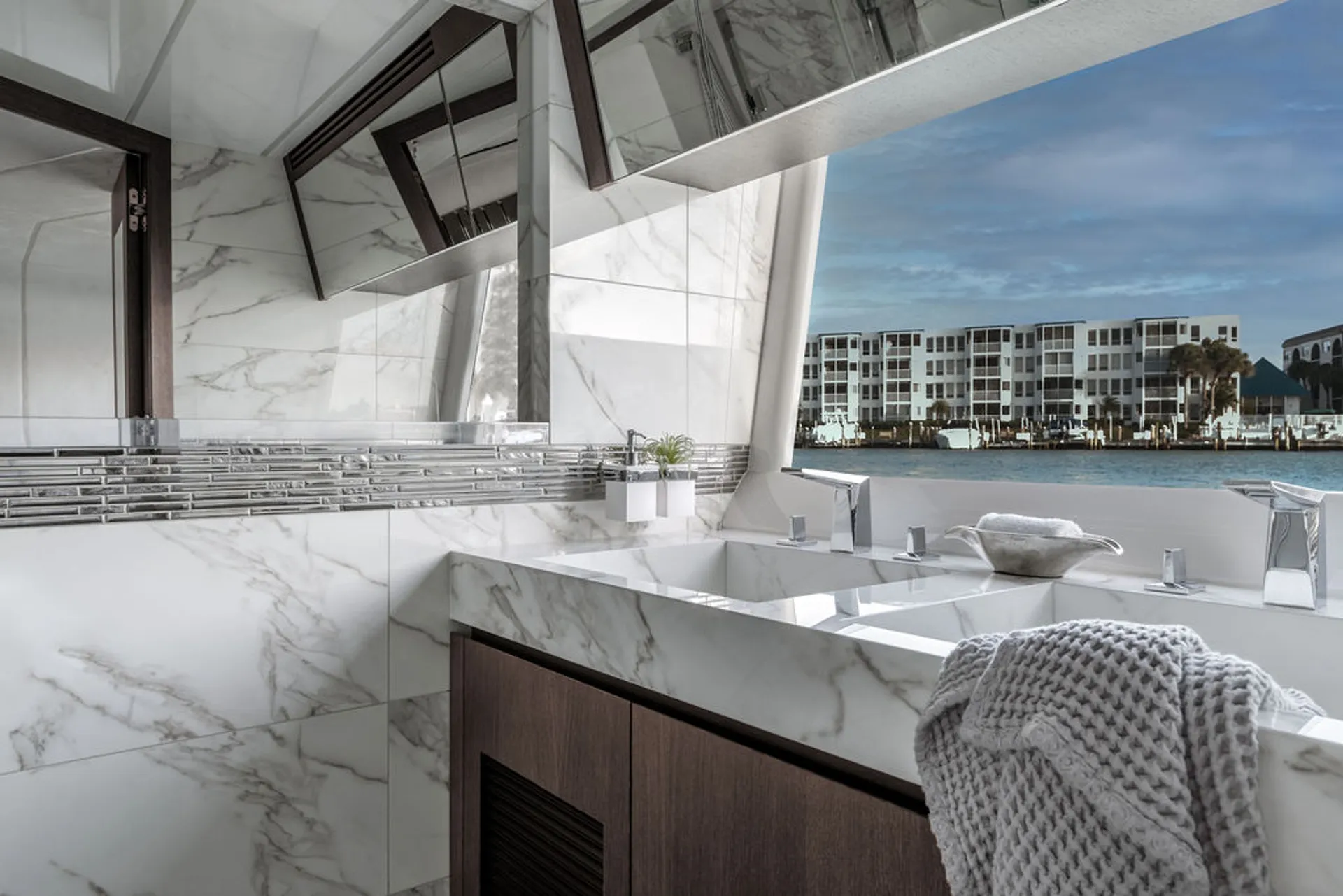 ✰TIME 4 U: 2020 72ft Yacht  Flybridge w/ Bar, Water Toys, &amp; Concierge✰