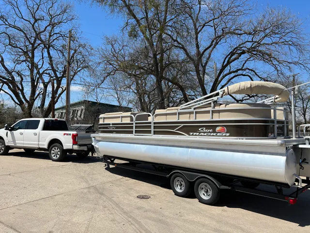 Rent a SUN TRACKER pontoon in Austin, TX near me
