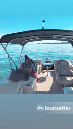 Tritoon that fits up to 10 People, perfect for Lake Lanier