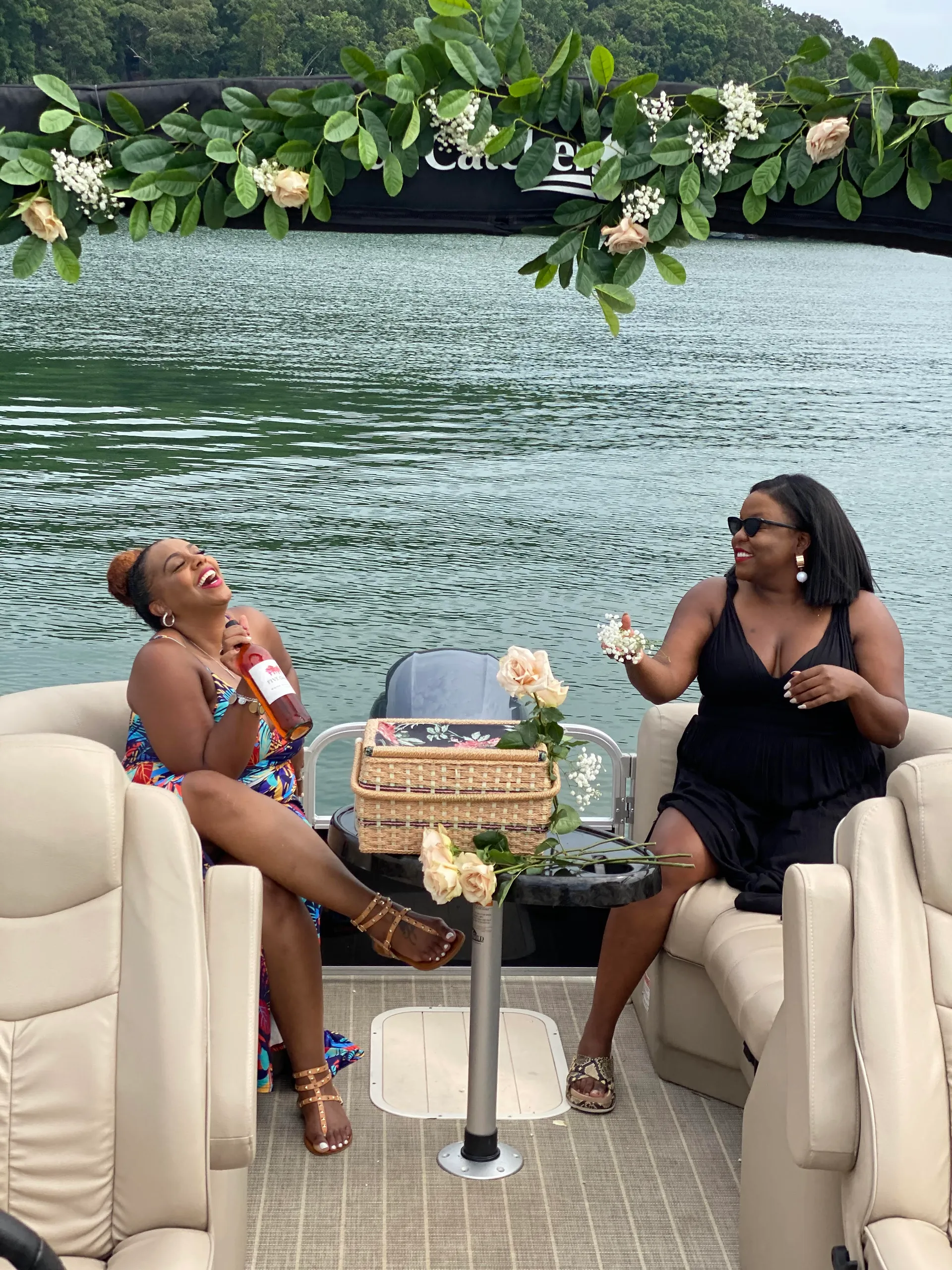 Tritoon that fits up to 10 People, perfect for Lake Lanier