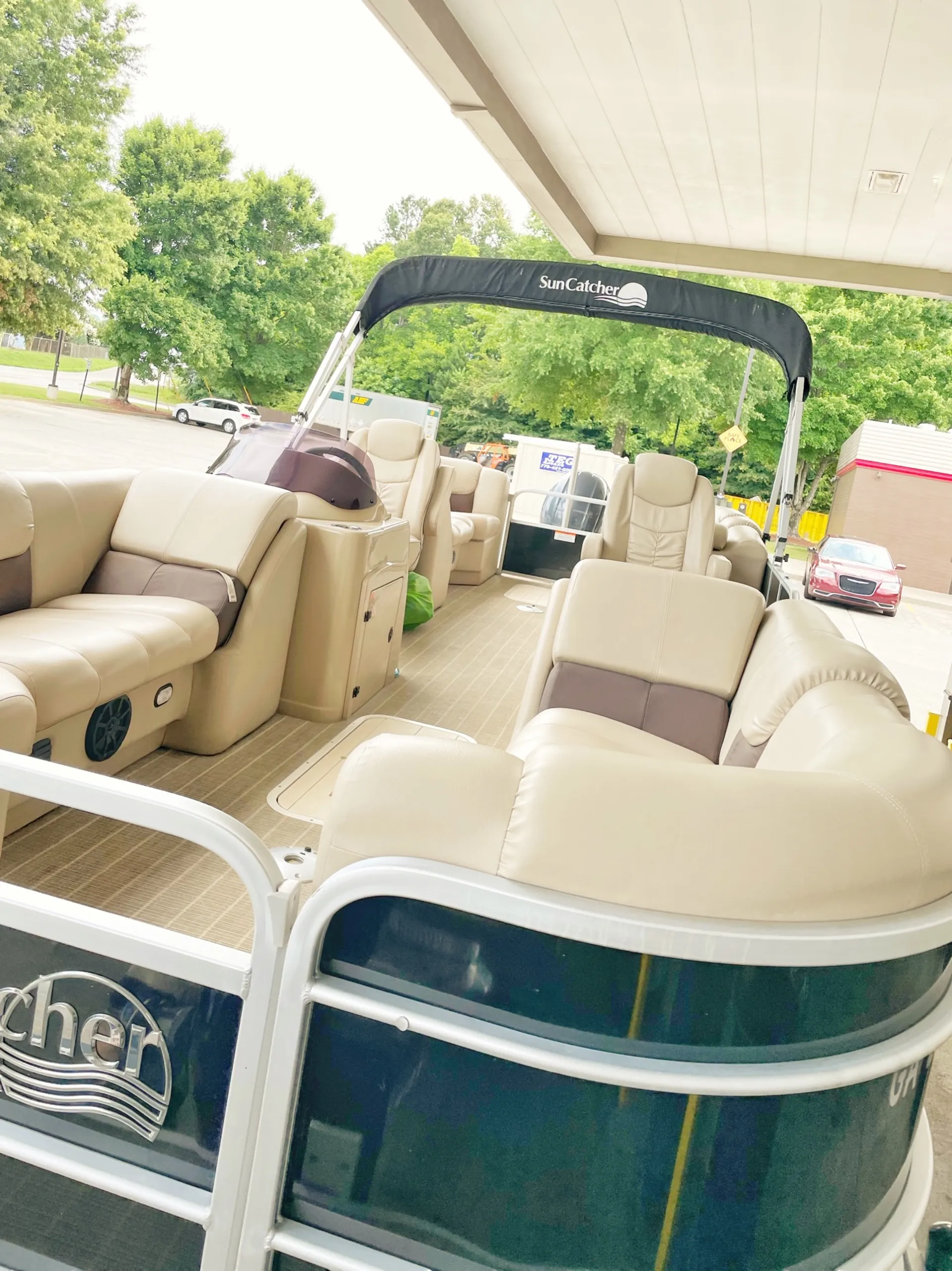 Tritoon that fits up to 10 People, perfect for Lake Lanier