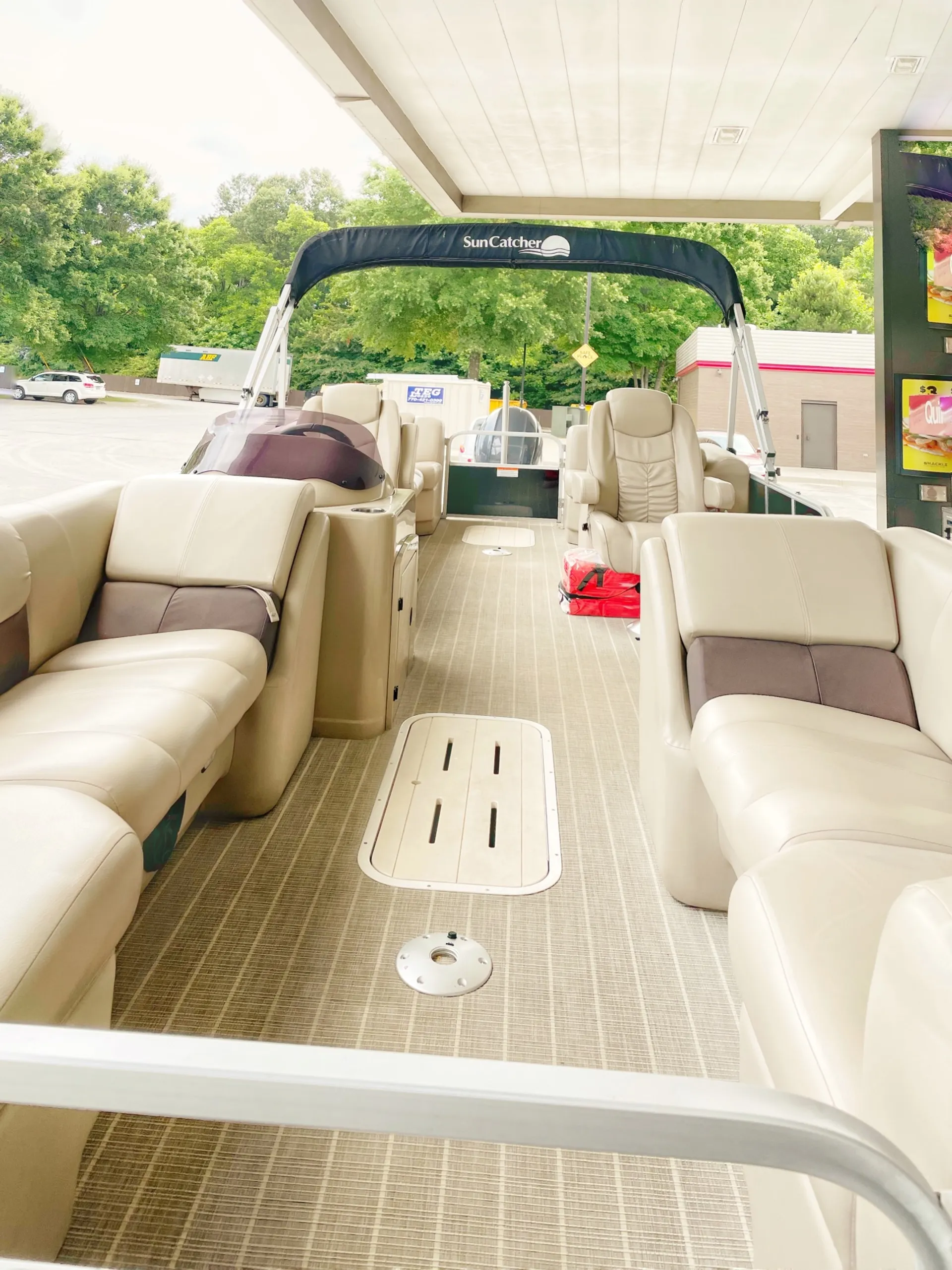 Tritoon that fits up to 10 People, perfect for Lake Lanier