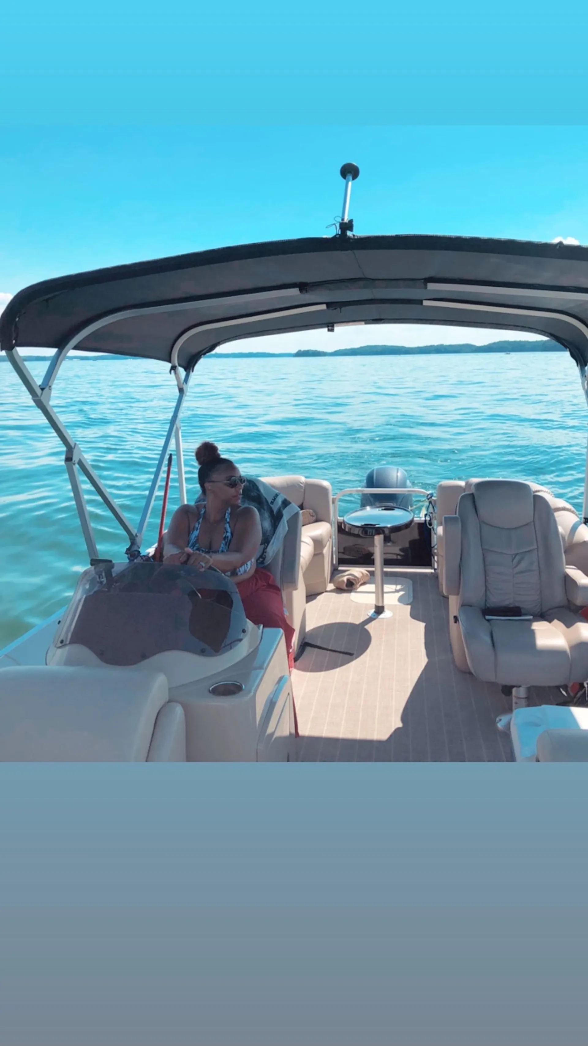 Tritoon that fits up to 10 People, perfect for Lake Lanier