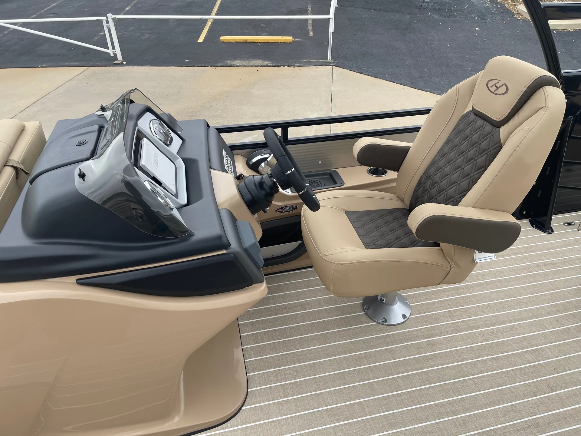 HARRIS BOATS DC 250 SOLSTICE SERIES in Gravois Mills, MO — photo 4