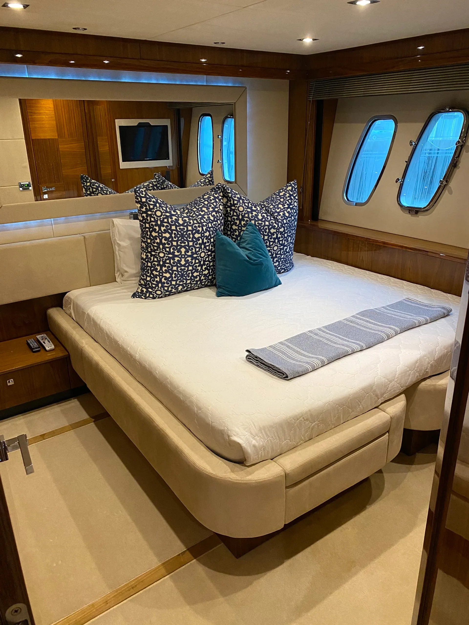 Sunseeker Sunseeker - 90’  in Aventura, FL — photo 9