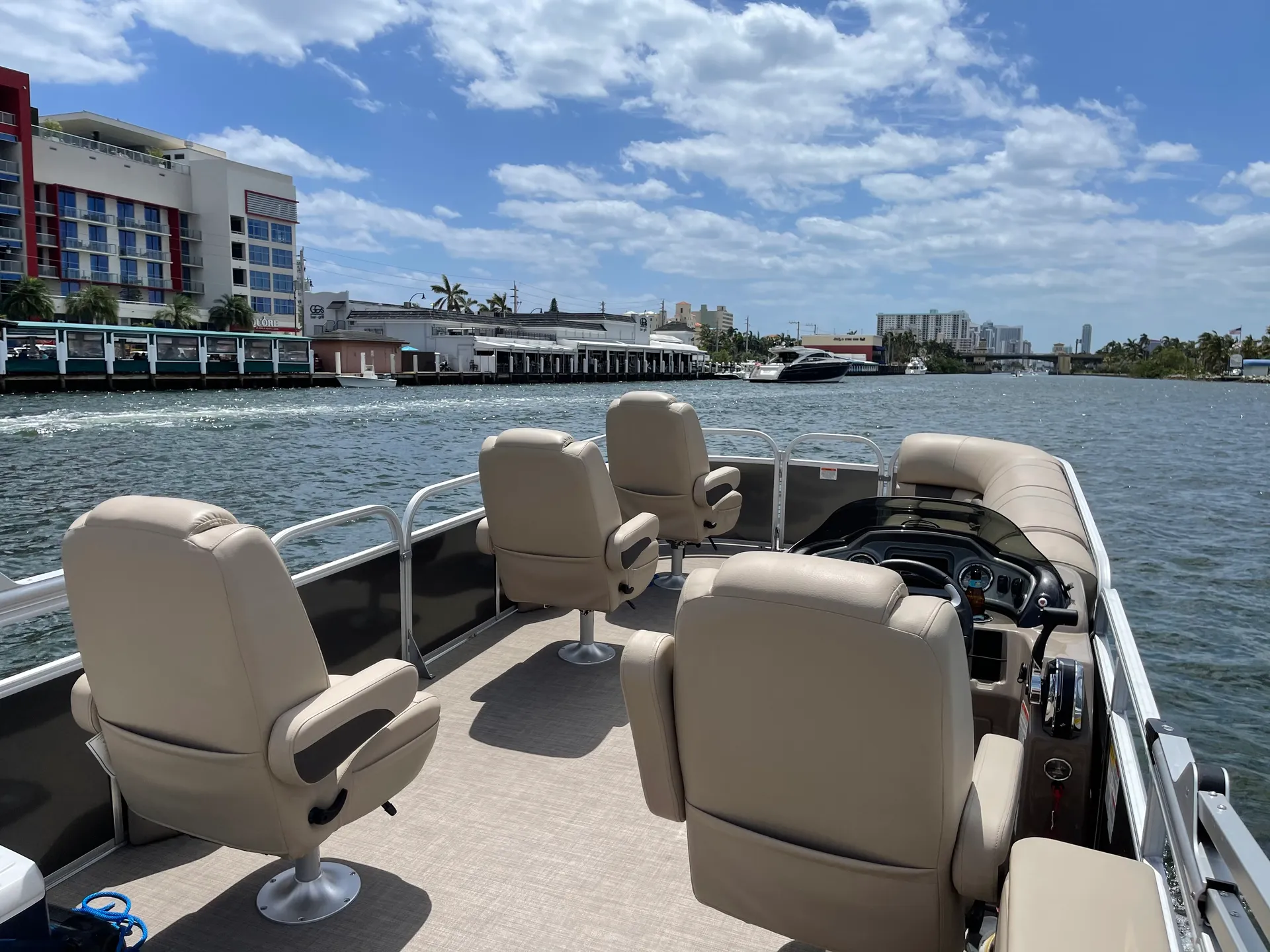 SUN TRACKER PARTY BARGE 24 DLX in Dania Beach, FL — photo 5