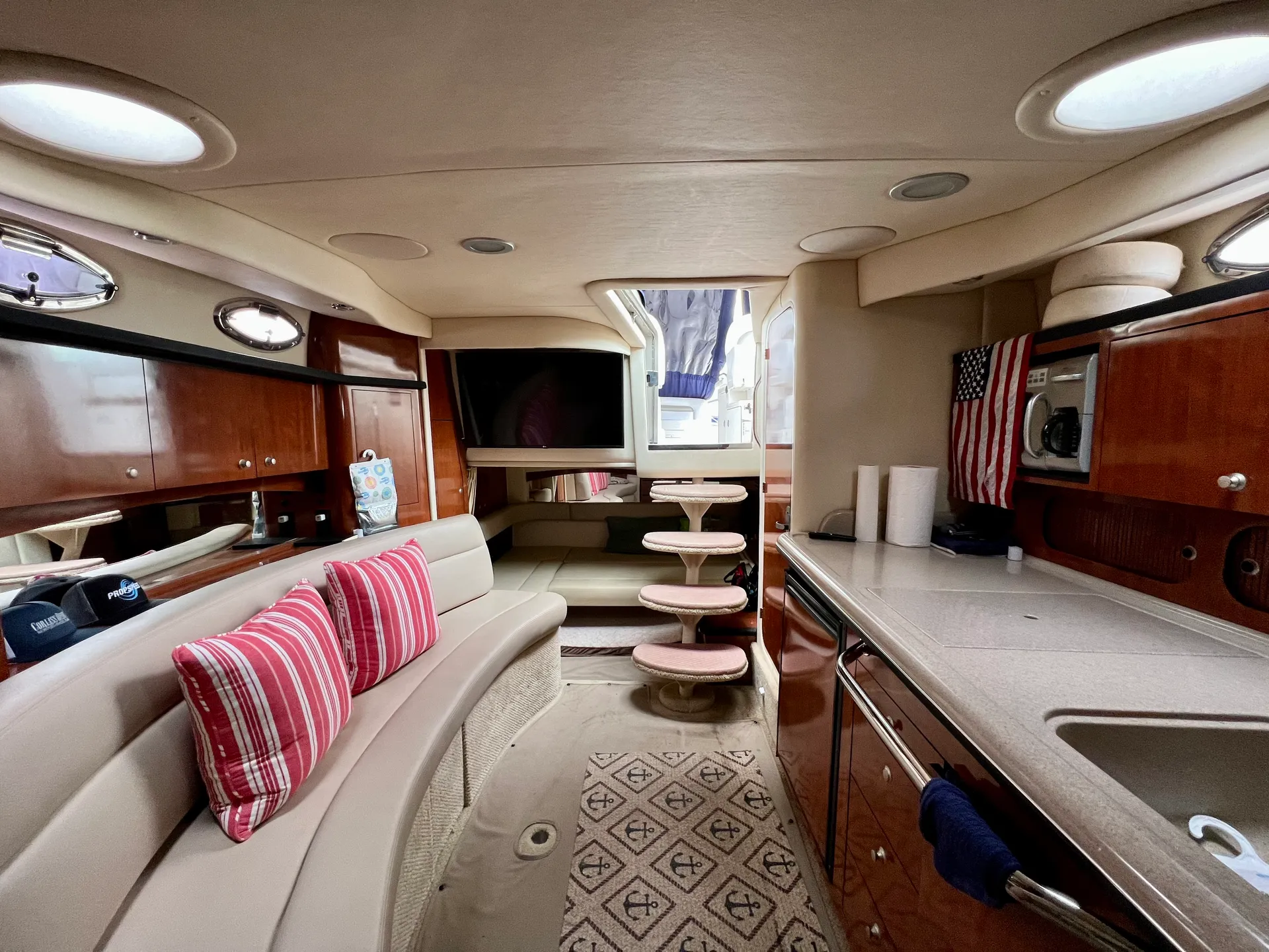 Sea Ray Boats 340 Sundancer in Newport, RI — photo 6