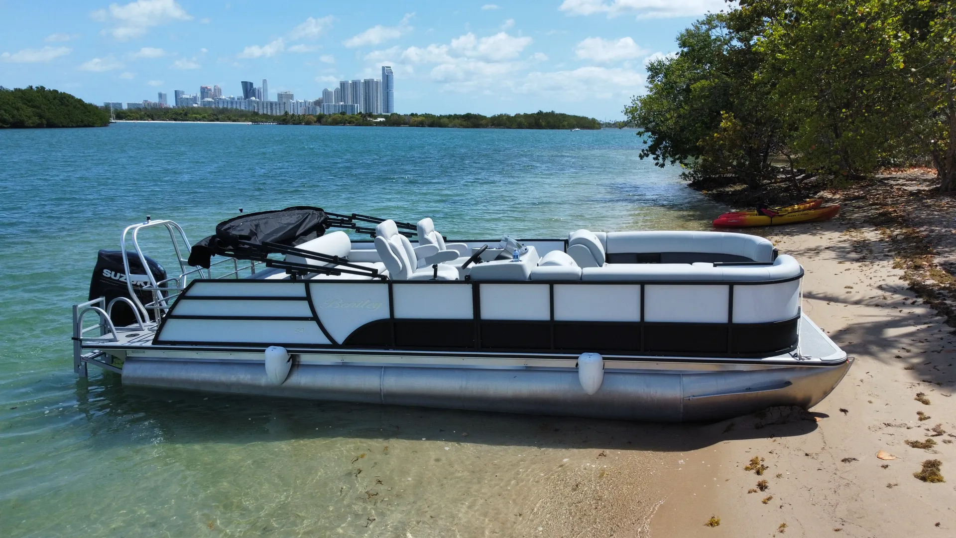 Luxury 25ft Captained Pontoon for up to 12 guests