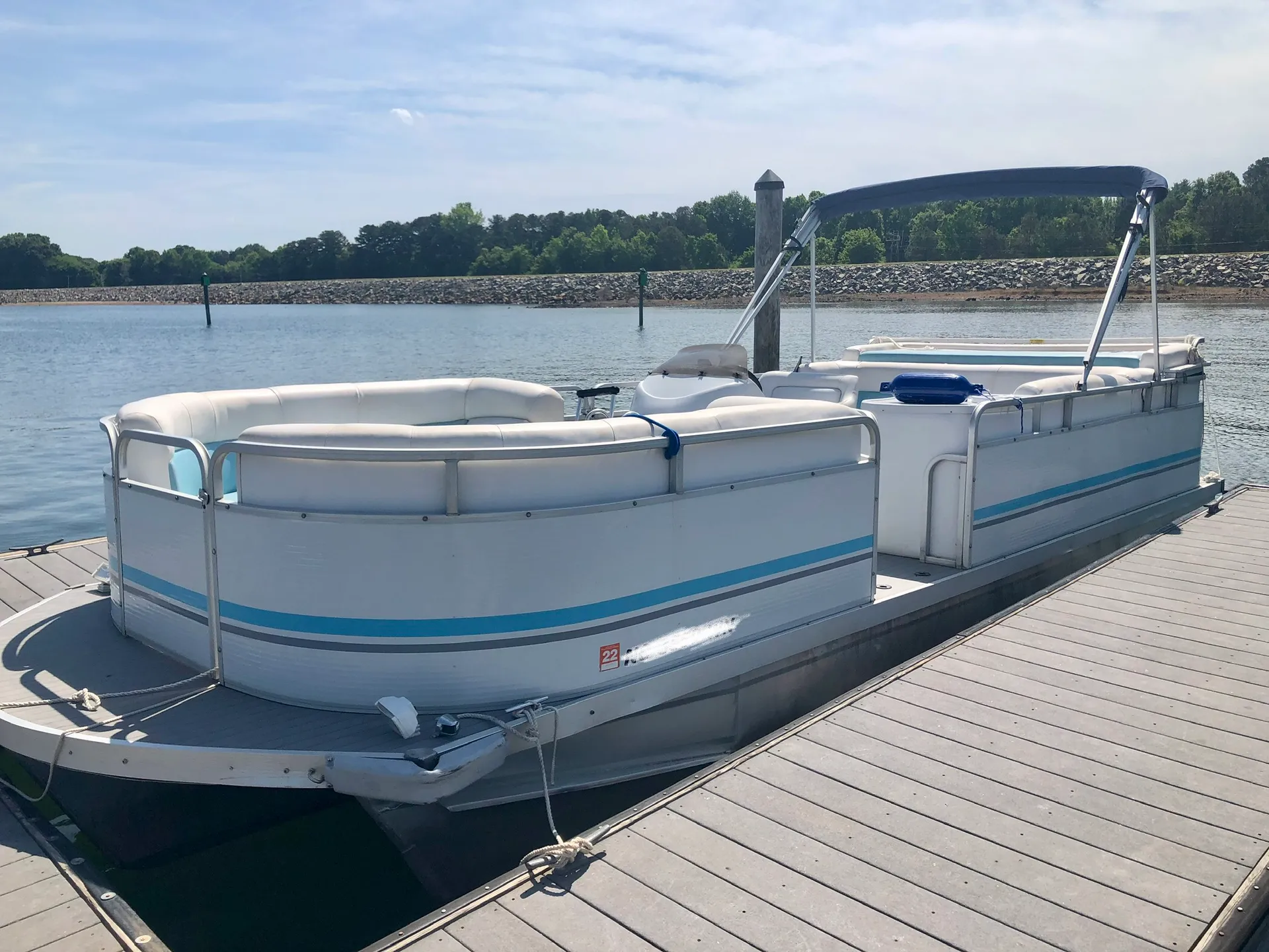 Beautiful 24 foot Tritoon for rent!