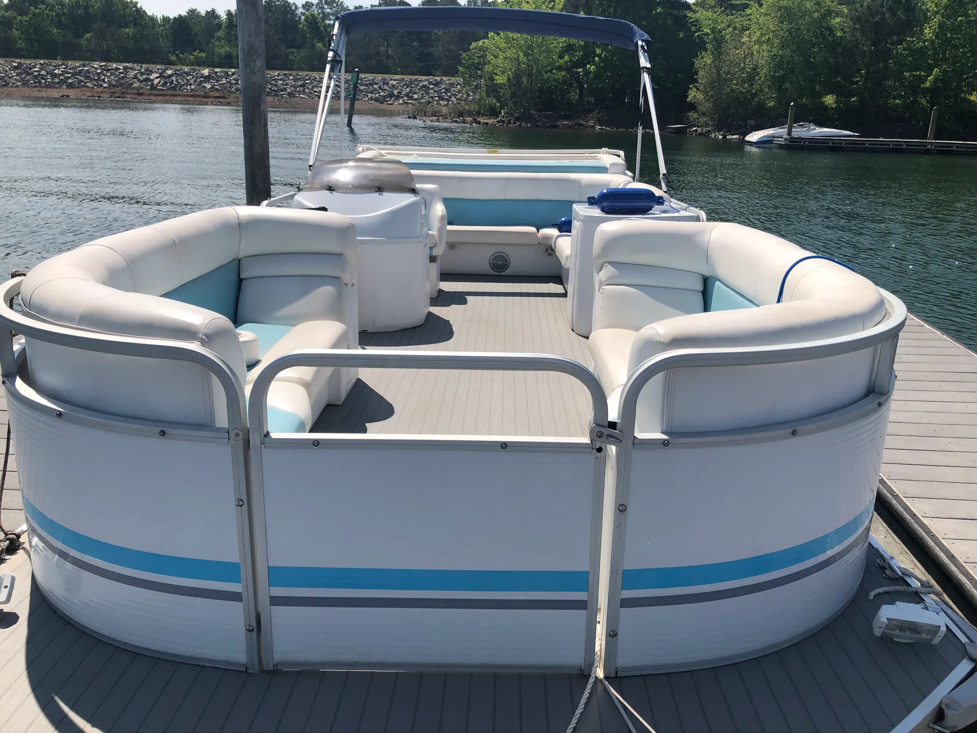 Beautiful 24 foot Tritoon for rent!