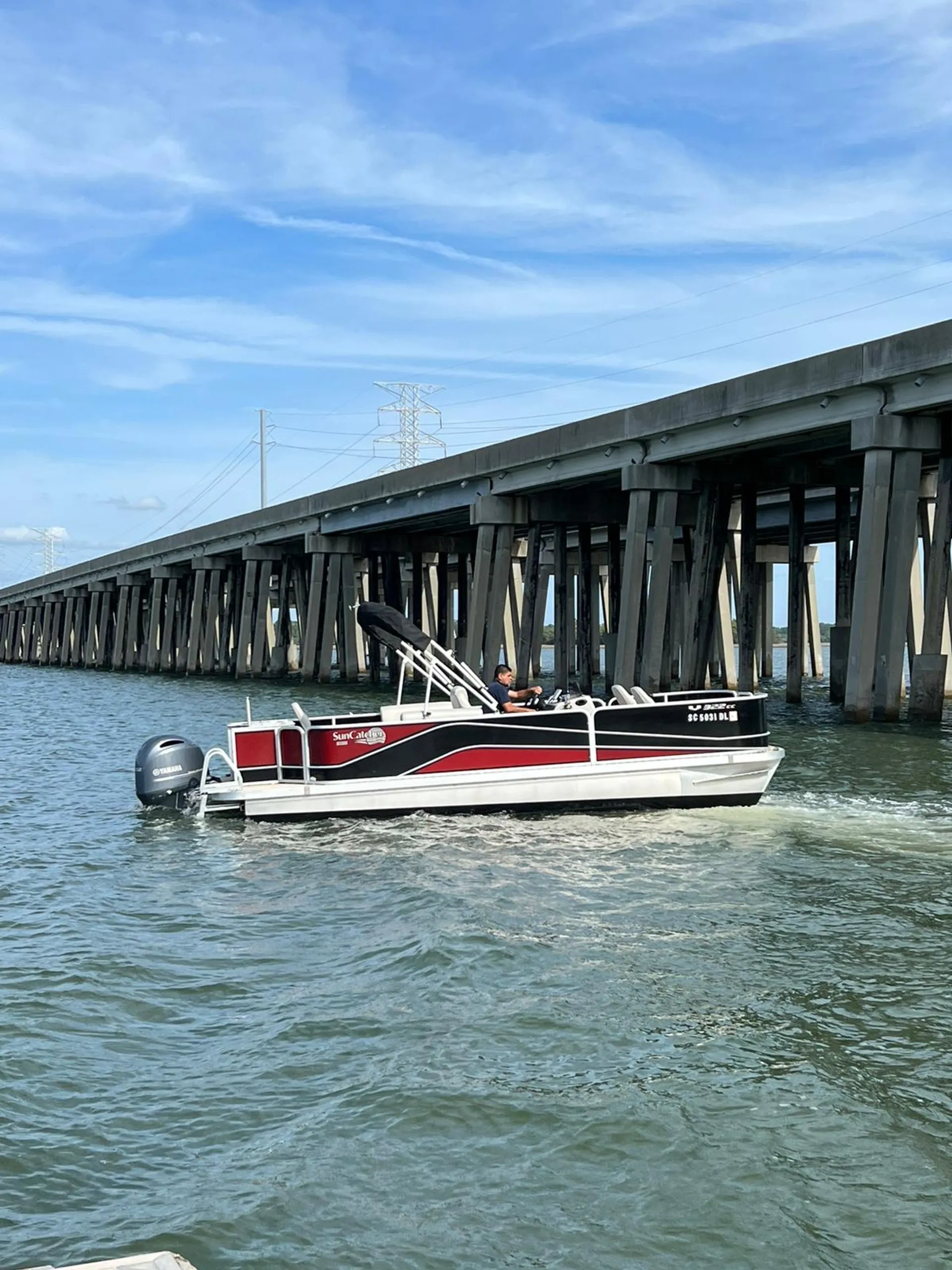 23ft pontoon boat/ easy to operate 