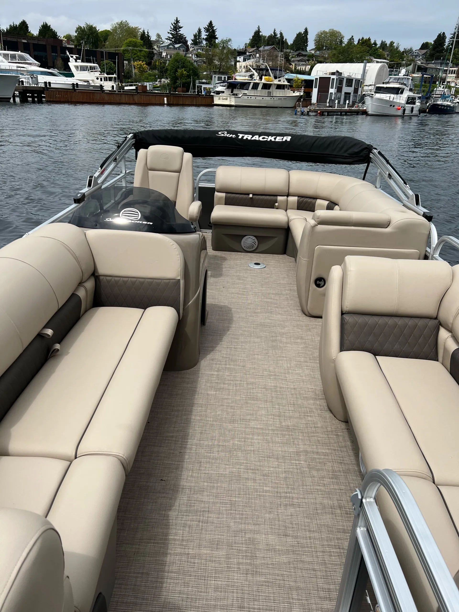 SUN TRACKER PARTY BARGE 20 DLX in Seattle, WA — photo 2