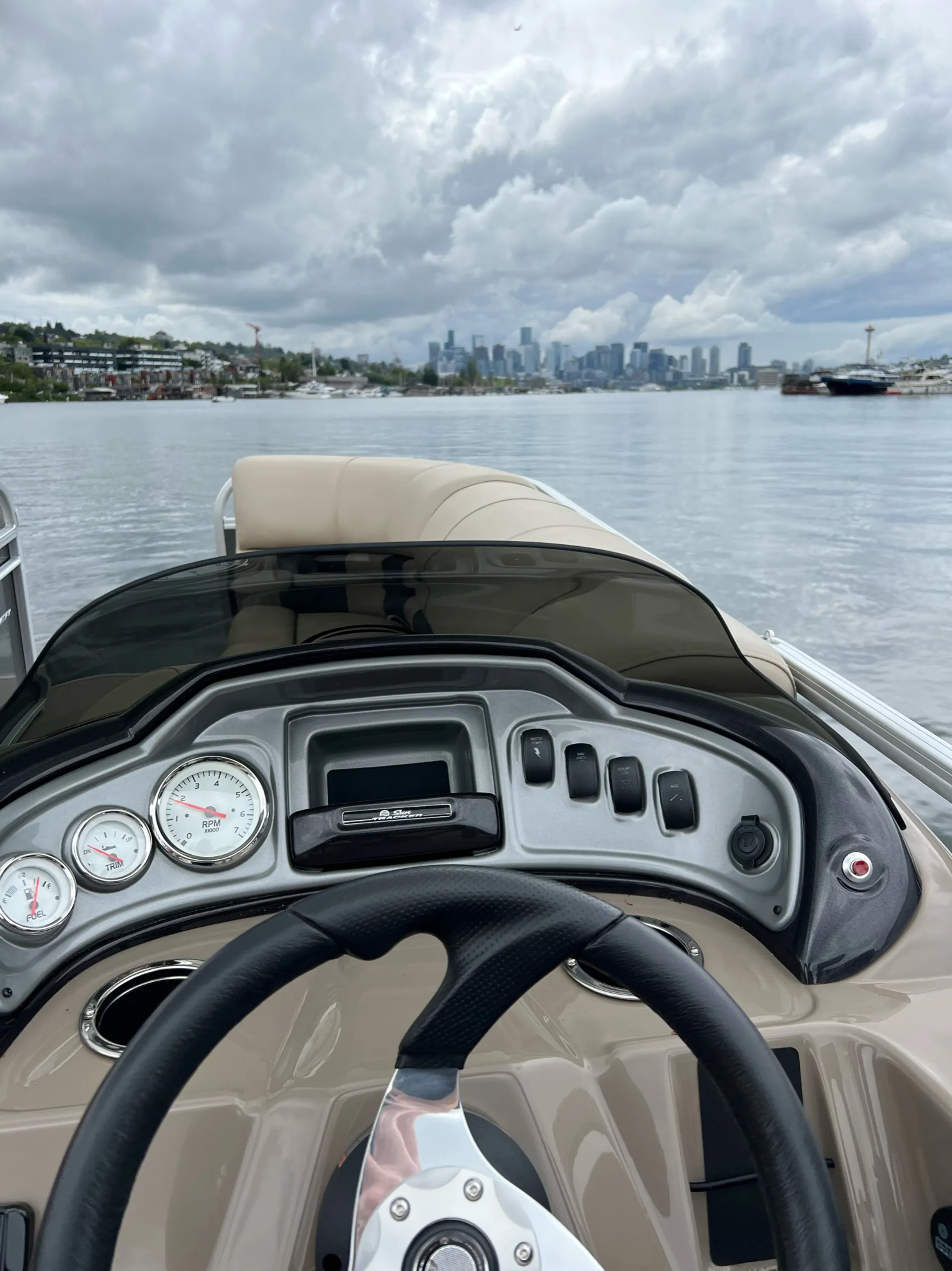 SUN TRACKER PARTY BARGE 20 DLX in Seattle, WA — photo 3