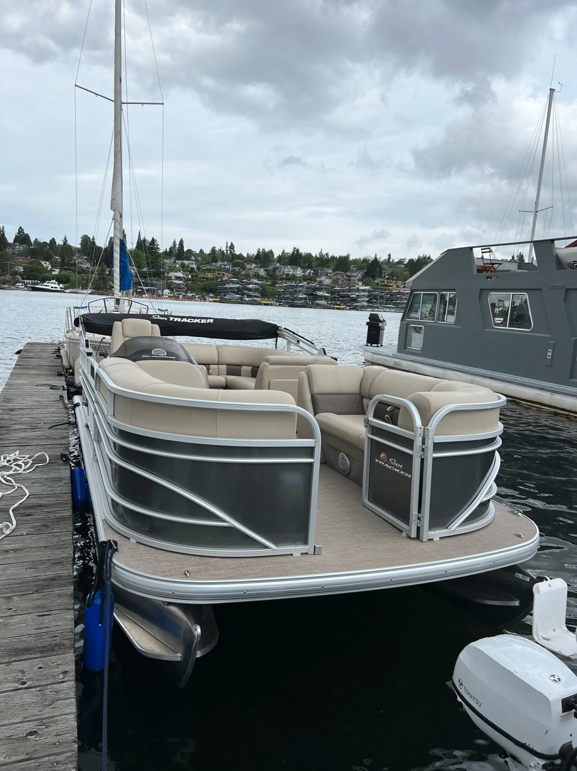 SUN TRACKER PARTY BARGE 20 DLX in Seattle, WA — photo 4