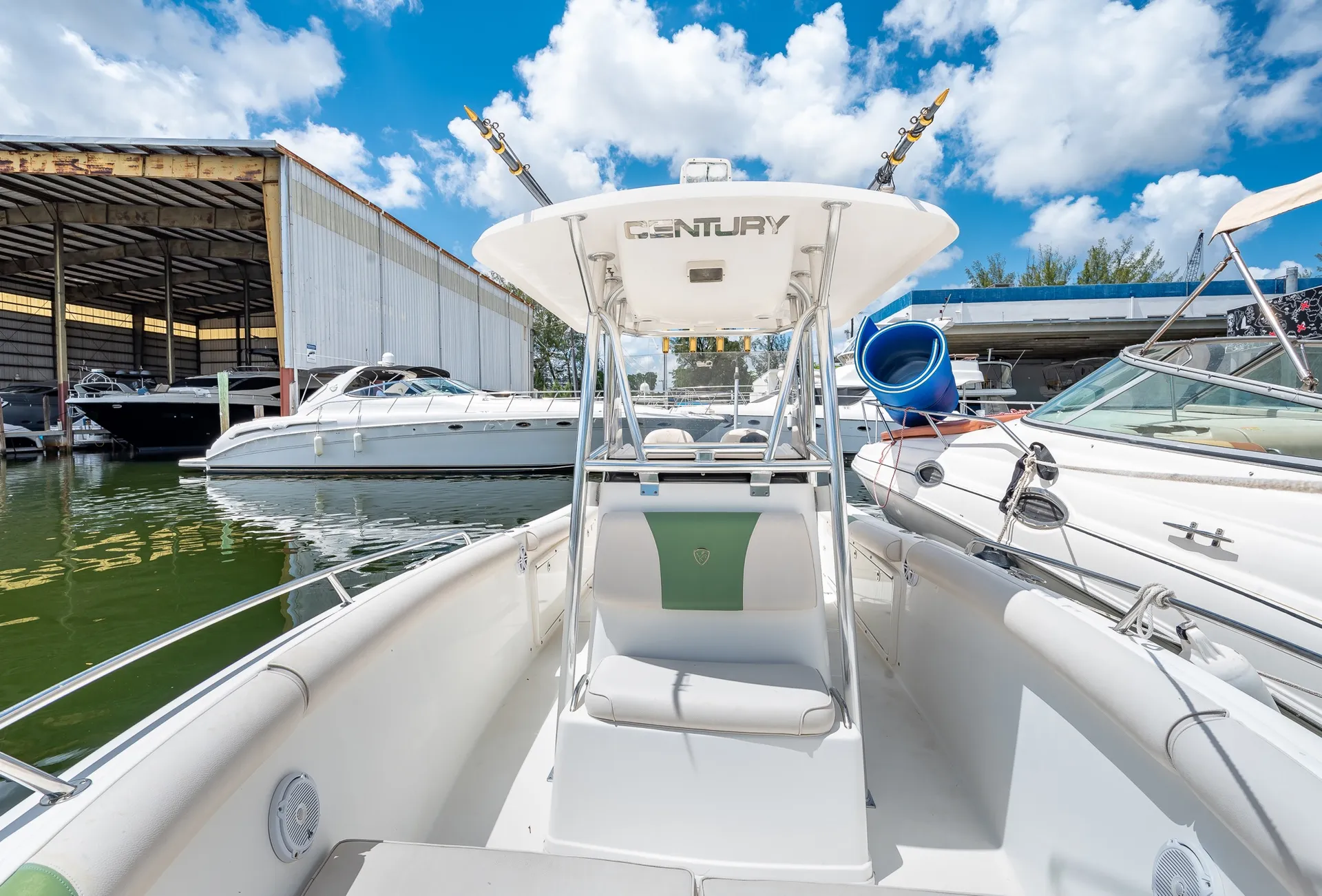 Century Boats 2600 CC w/2-F200 Yamaha in Miami, FL — photo 5