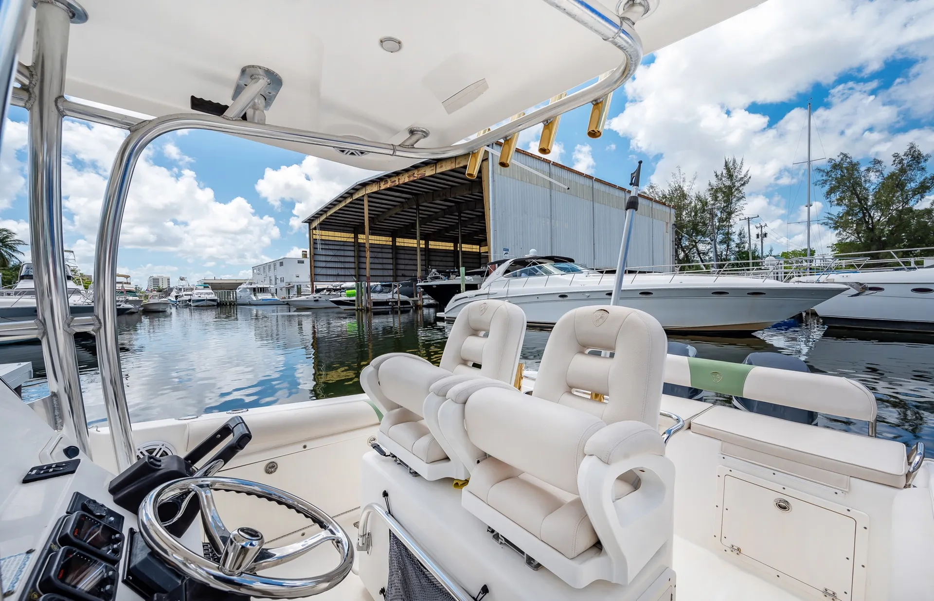 Century Boats 2600 CC w/2-F200 Yamaha in Miami, FL — photo 4