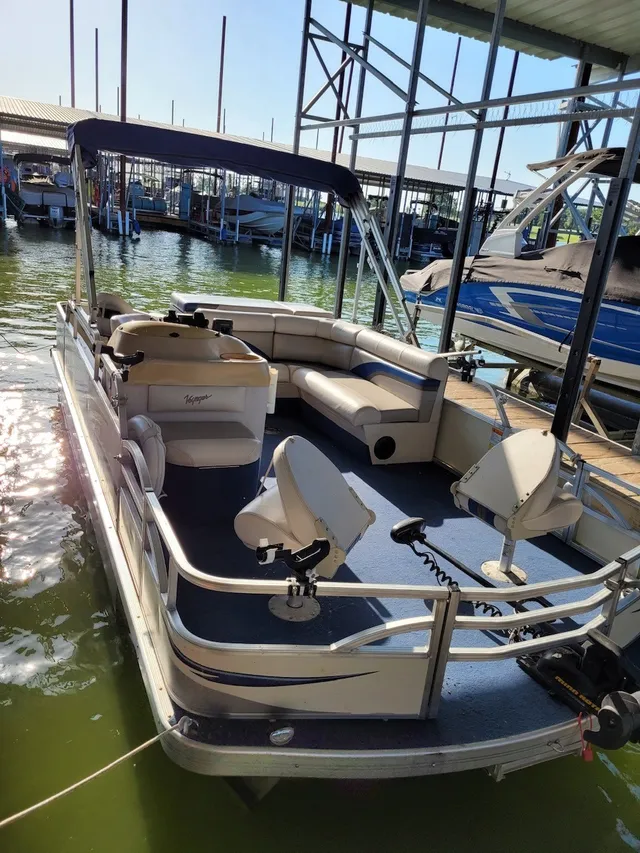 Rent a Voyager Marine pontoon in Frisco, TX near me