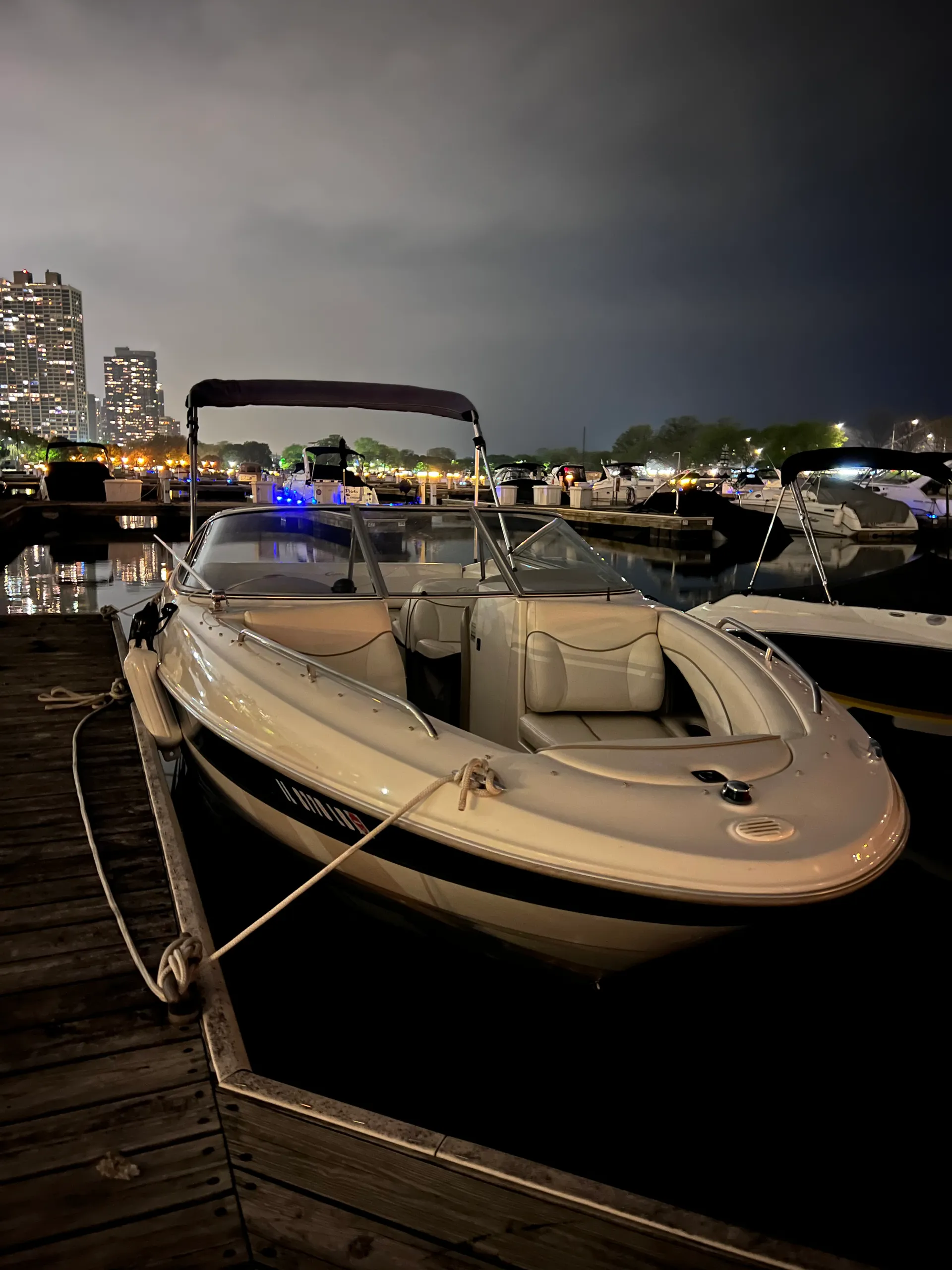 Boatschicago - Motor Boat for rent at Downtown Chicago
