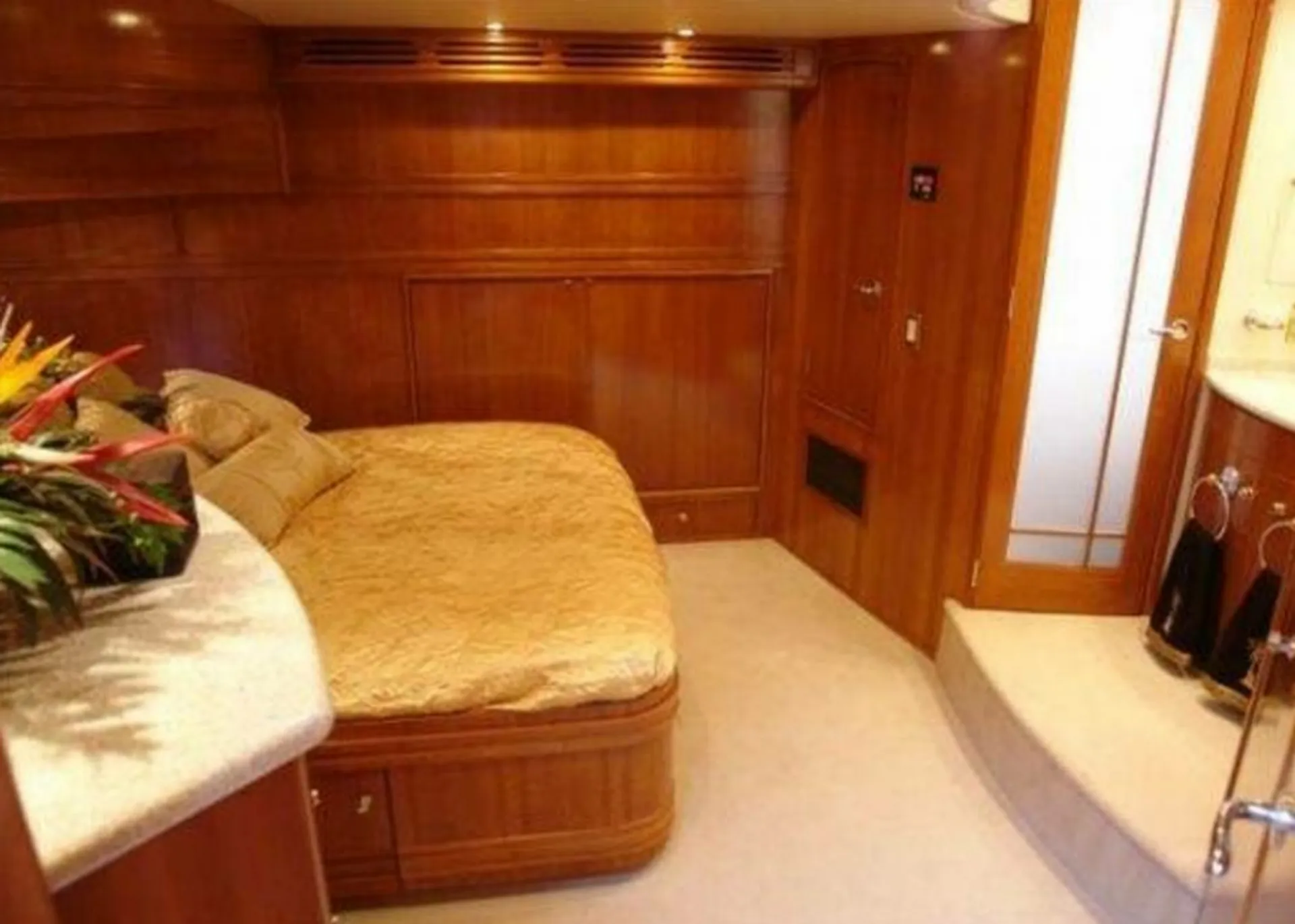 BEAUTIFUL SPACIOUS LUXURY YACHT  