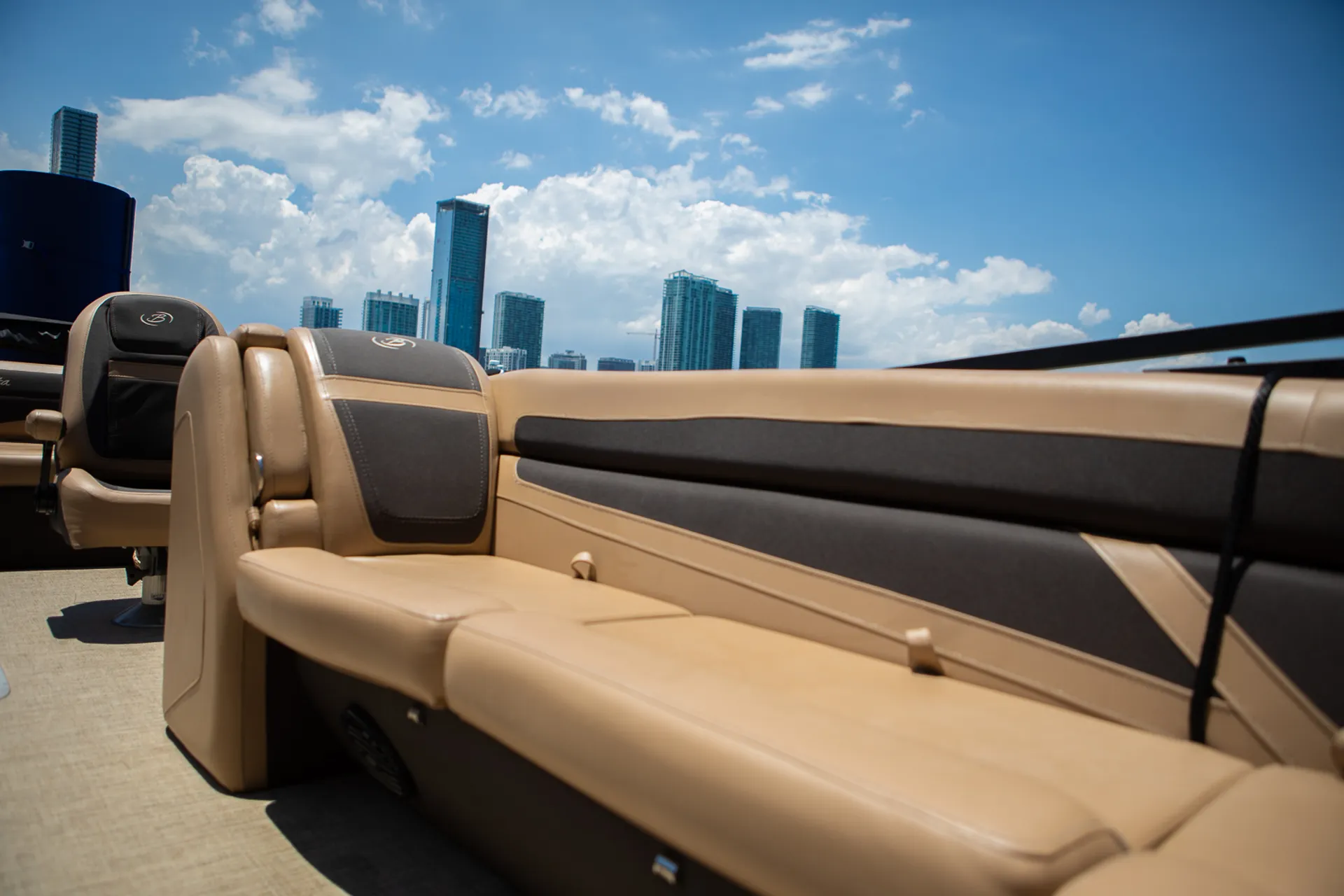 Luxury Pontoon with Upgraded Sound System ! Big Parties Welcome!