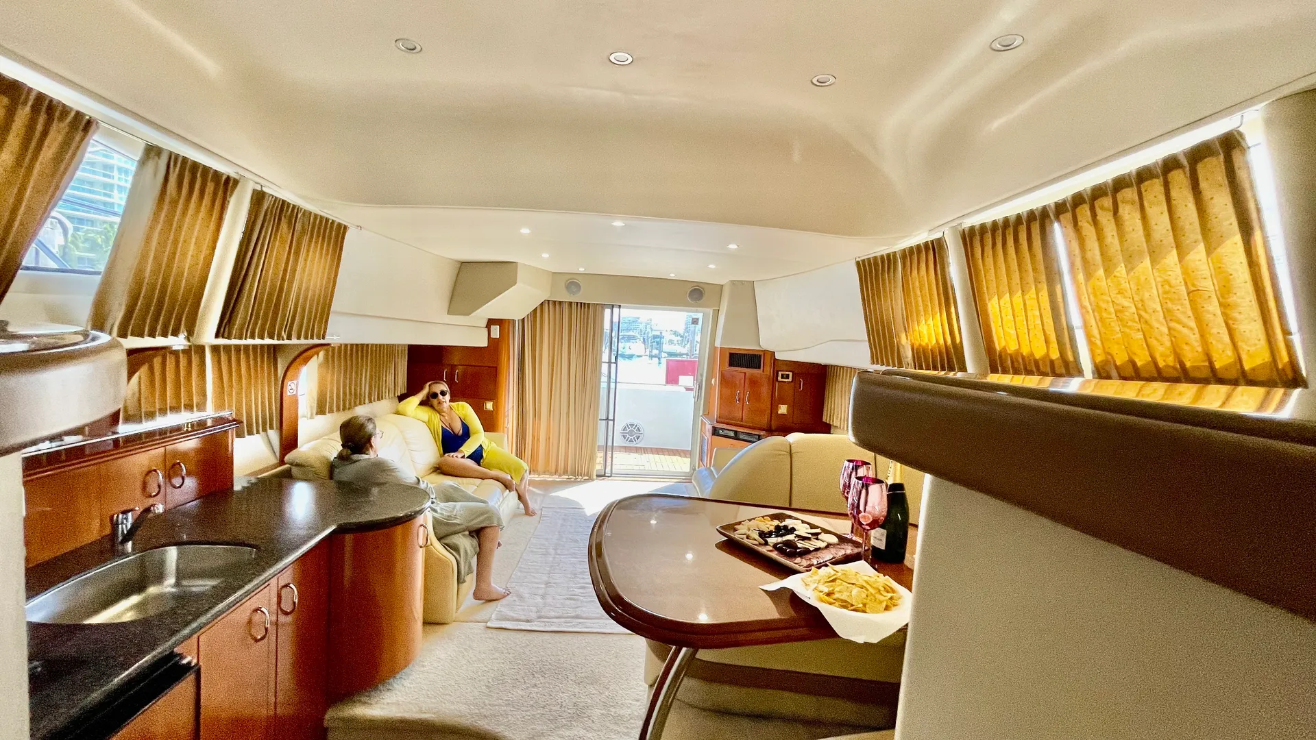 48' Luxury Carver Flybridge Yacht *NO ADDED FEES*