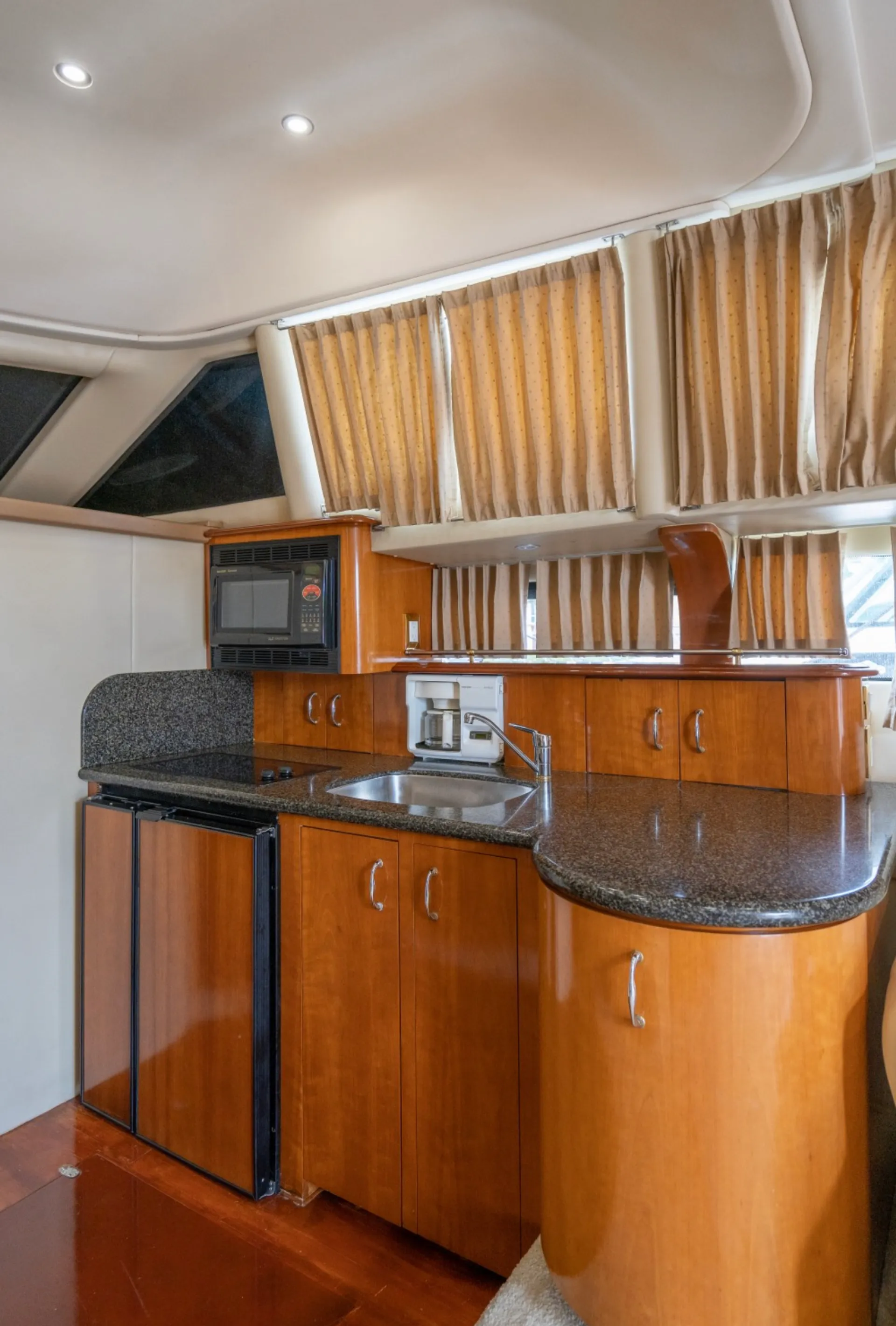 48' Luxury Carver Flybridge Yacht *NO ADDED FEES*