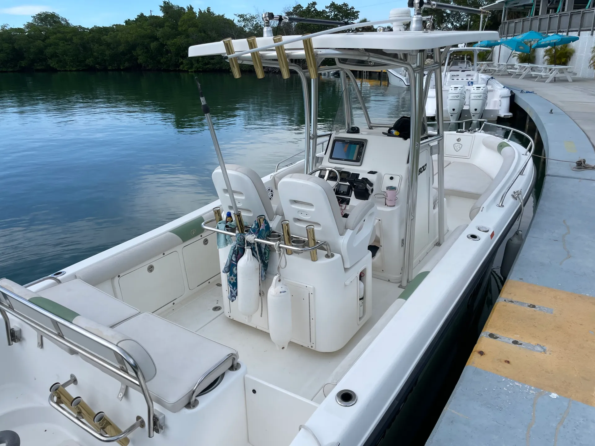 Century Boats 2600 CC w/2-F200 Yamaha in Miami, FL — photo 9