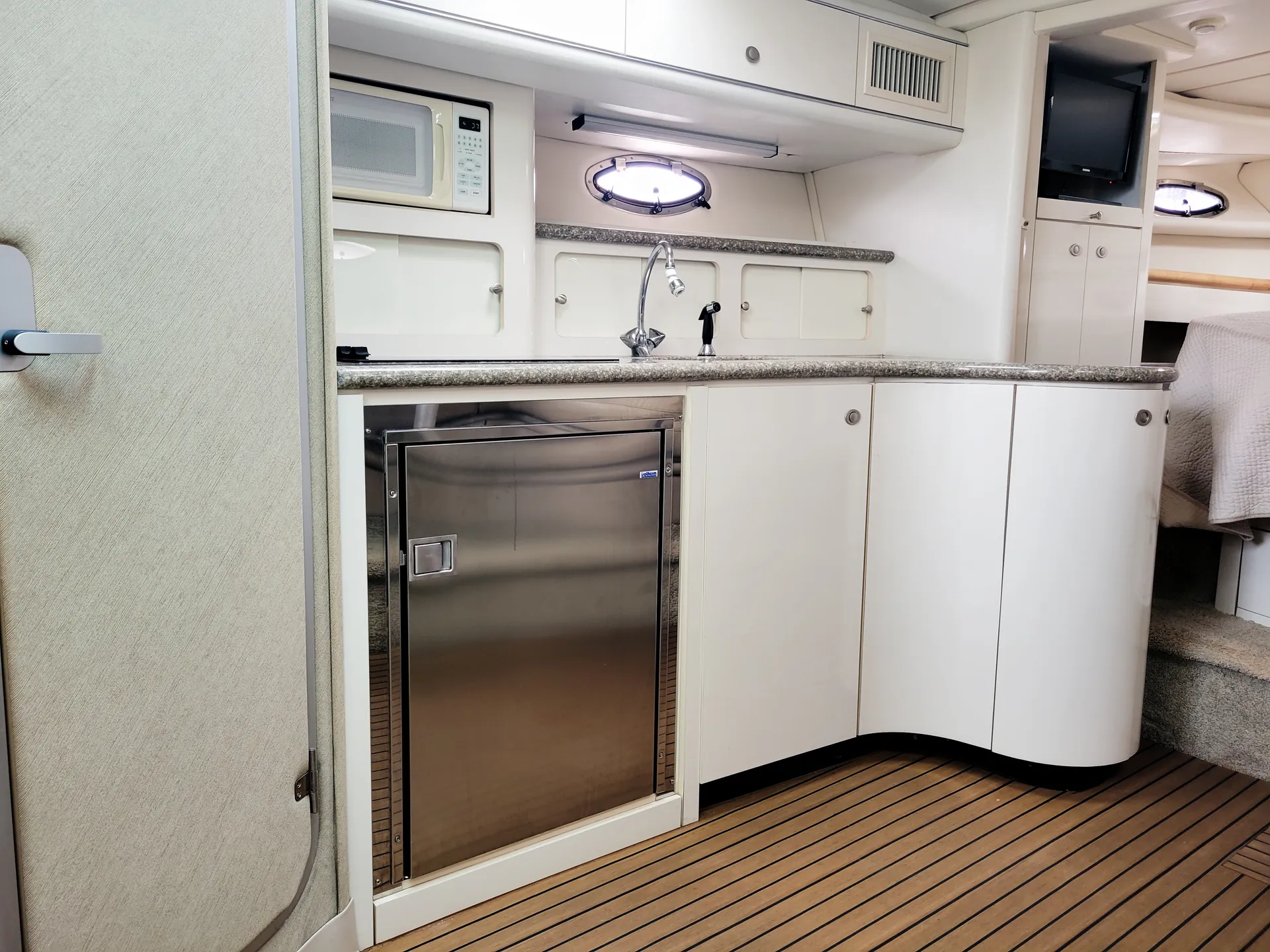 Play Pen Cruise - 40 foot Maxum Yacht - Discounts Available