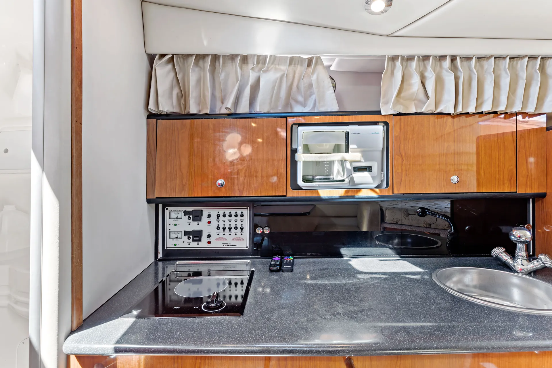 31ft Chaparral Yacht – Elegant Lake Michigan Luxury Cruise Chicago  