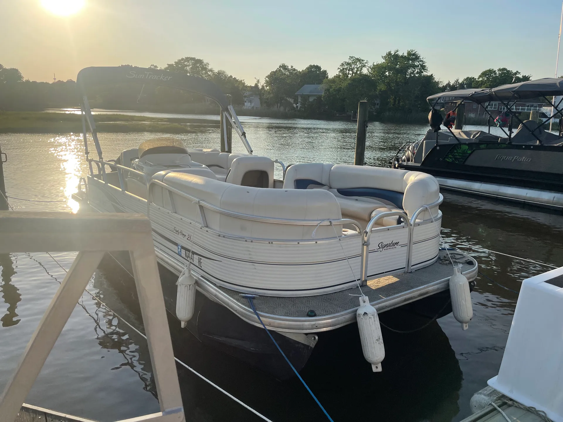 Sun Tracker by Tracker Marine Party Barge 21 Signature w/40ELPT 4-S in Brick Township, NJ — photo 2