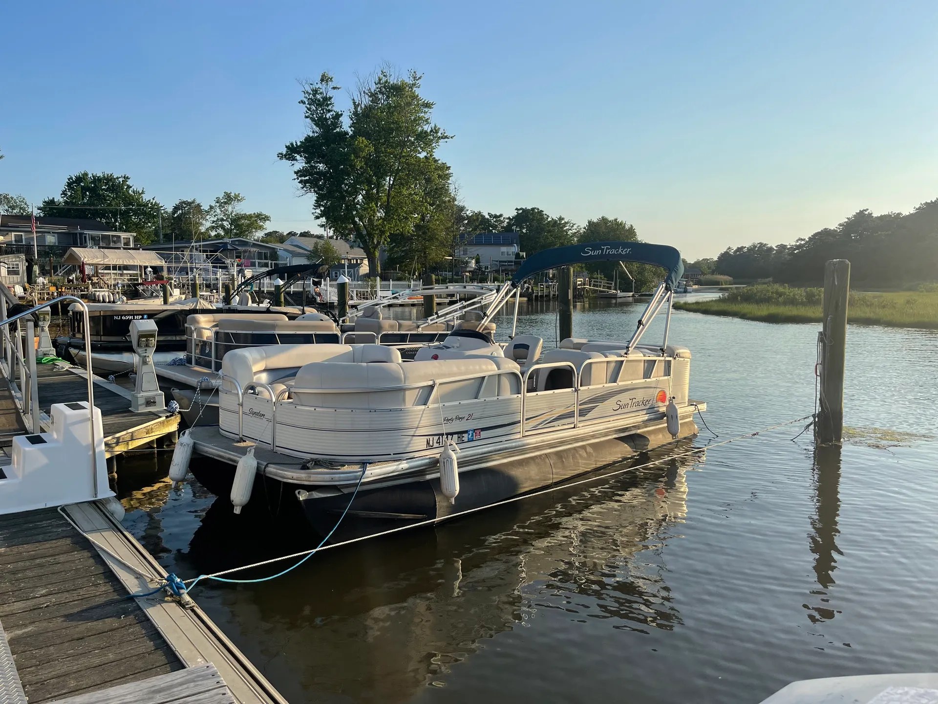 Sun Tracker by Tracker Marine Party Barge 21 Signature w/40ELPT 4-S in Brick Township, NJ — photo 3