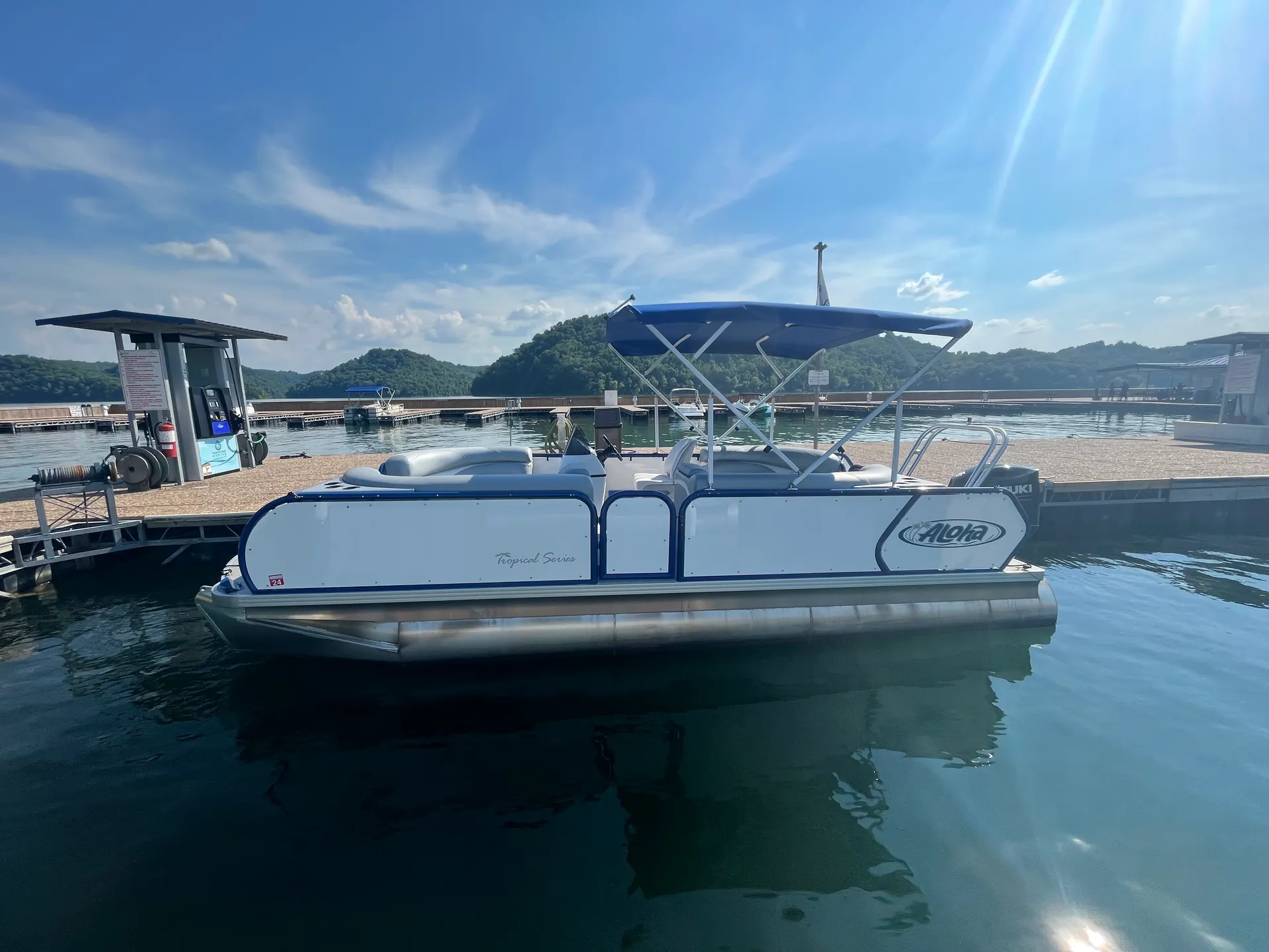 Aloha 22 Tritoon - Smooth Ride with your loved ones! Hurricane M