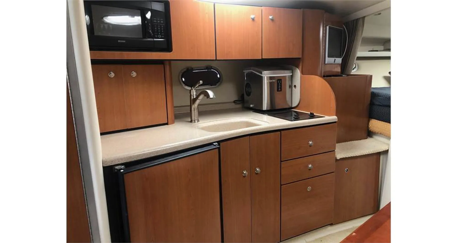 37' Yacht - Includes Gas &amp; Lily Pad! One Big Outdoor Seating Area!