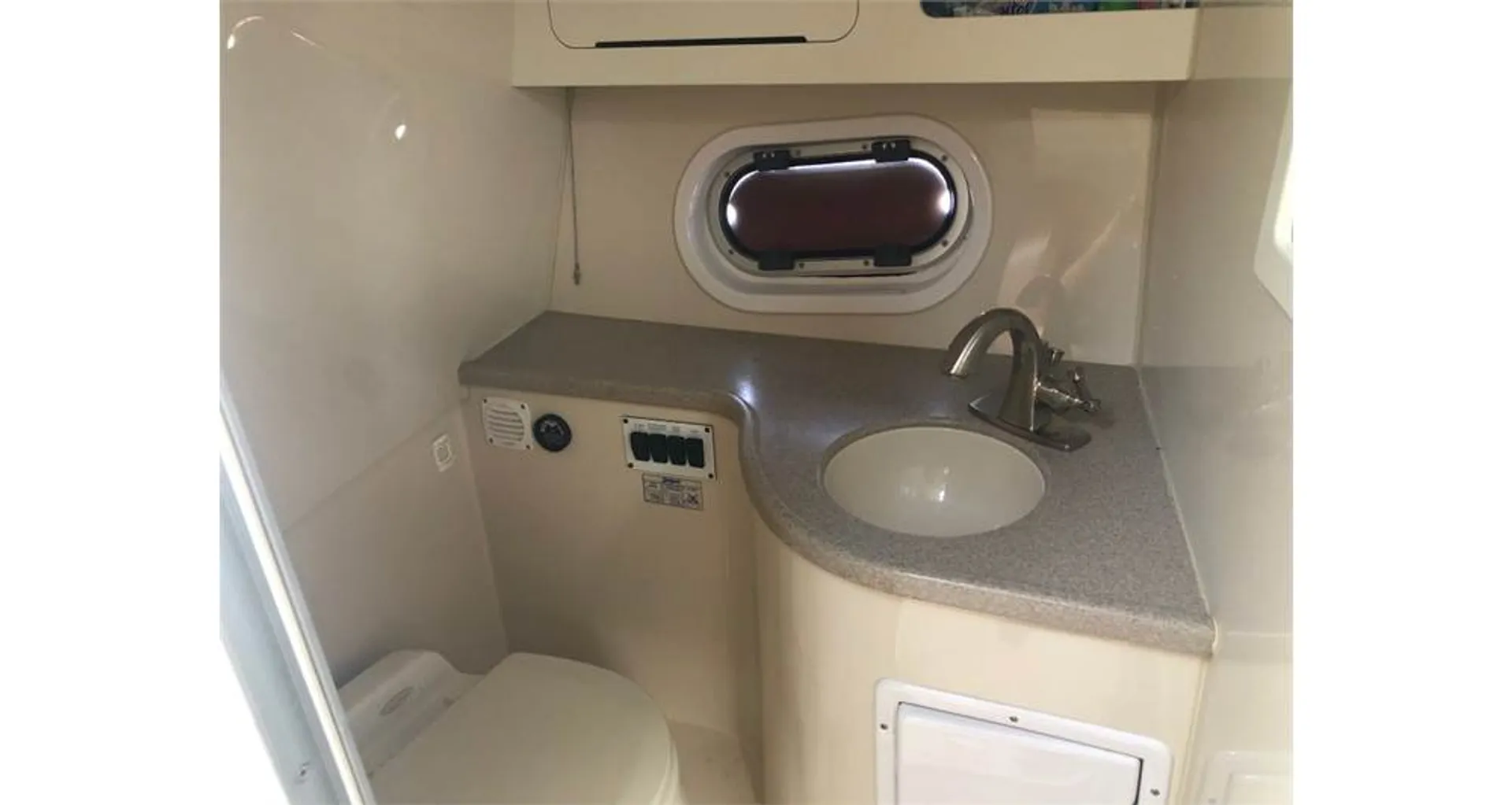 37' Yacht - Includes Gas &amp; Lily Pad! One Big Outdoor Seating Area!