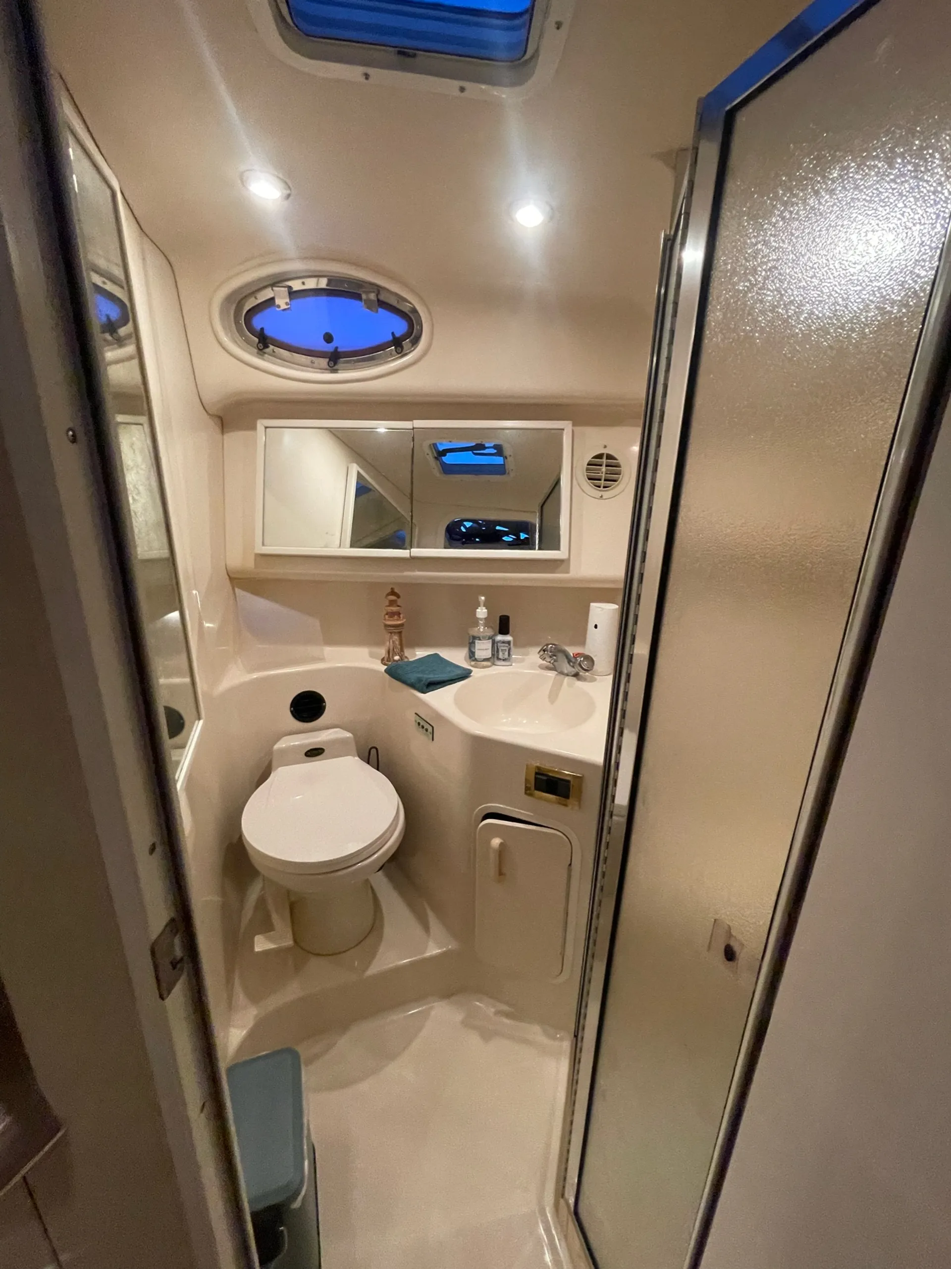 Sea Ray Boats 400 Sundancer in Fort Lauderdale, FL — photo 8