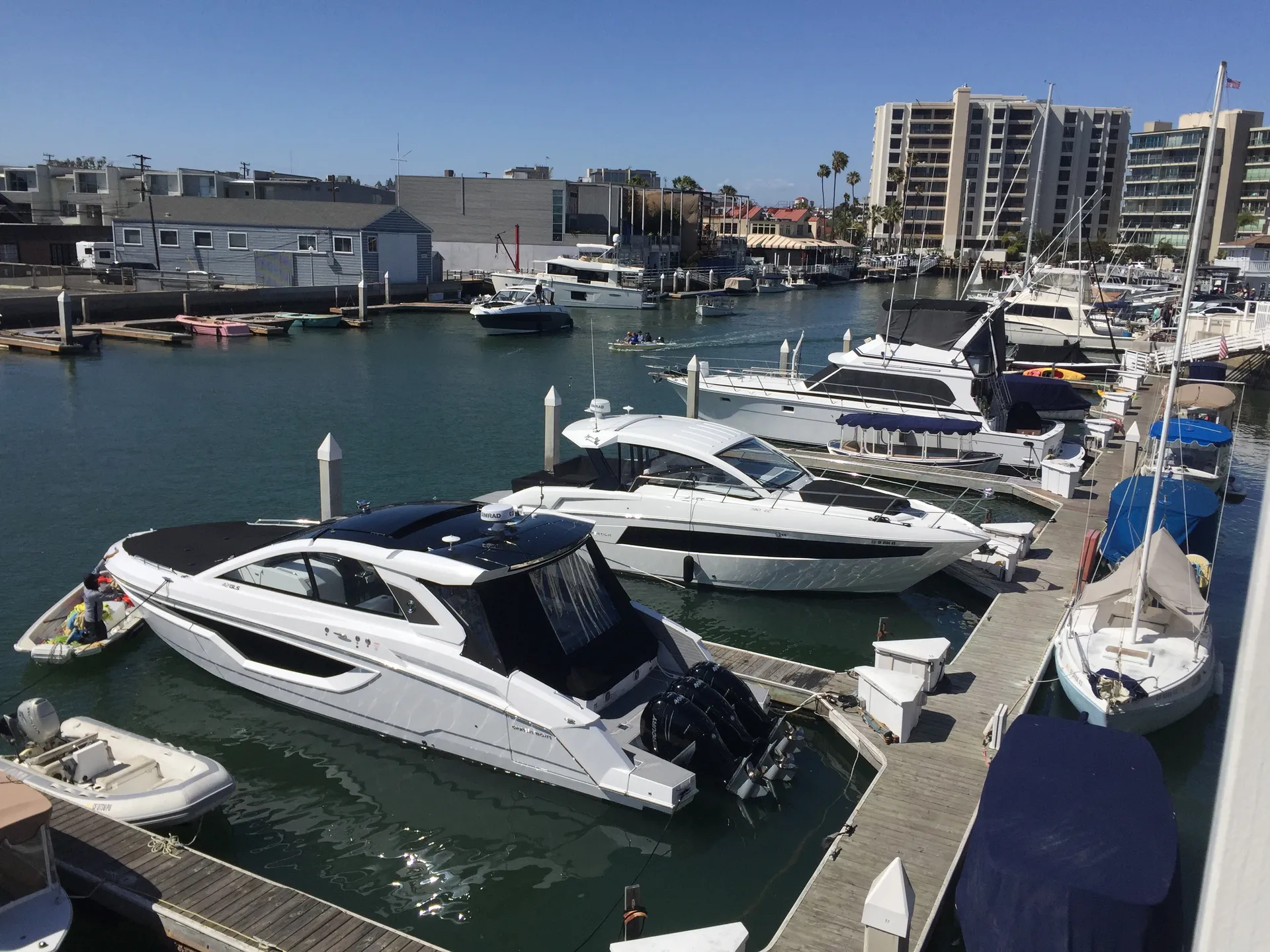 Cruisers Yachts  39 EC (express coupe) in Newport Beach, CA — photo 7