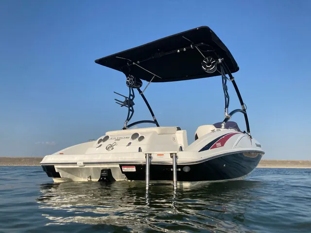 Rent a TAHOE BY TRACKER MARINE deck boat in Arlington, TX near me